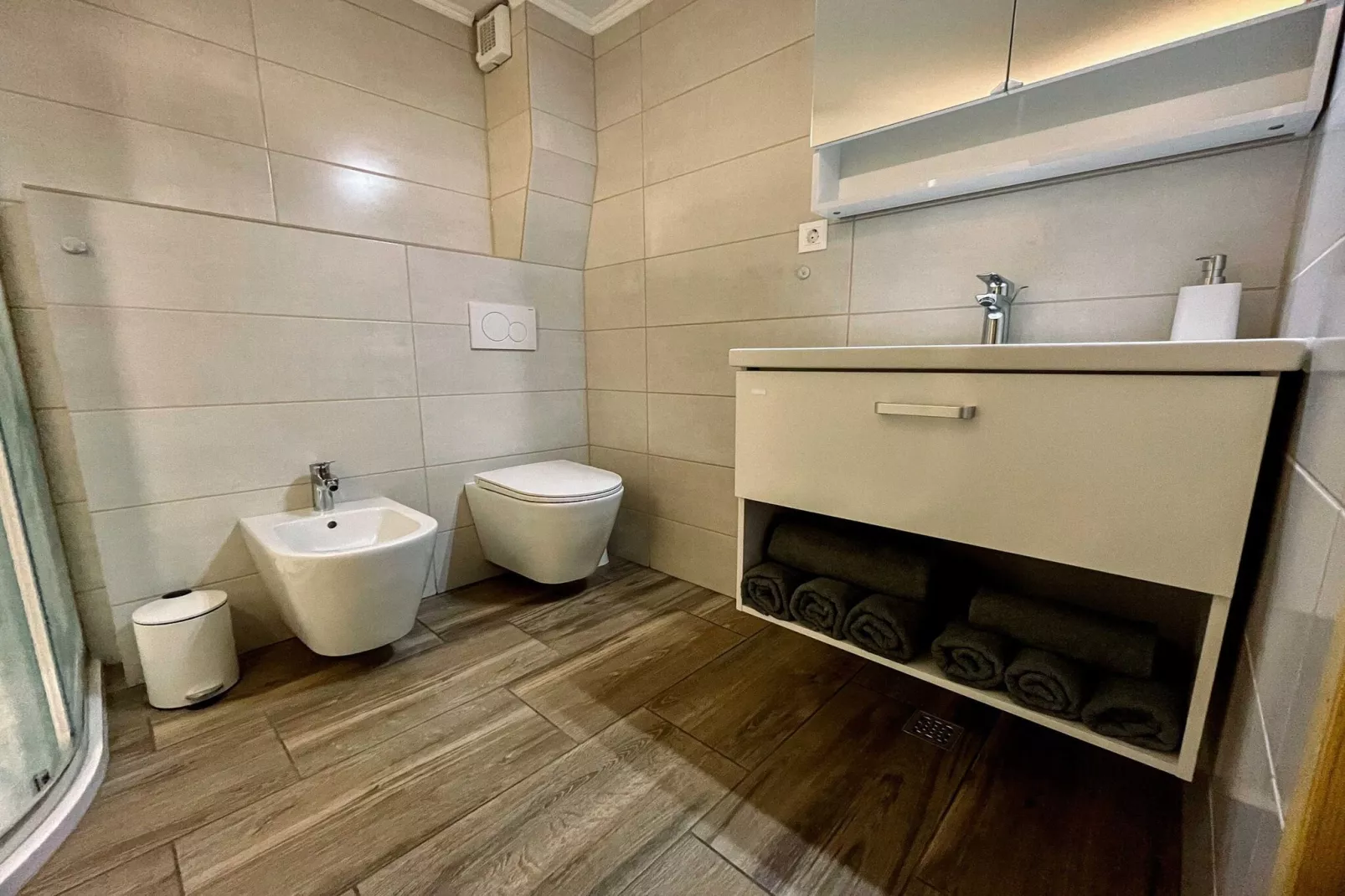 Modern and Peaceful Apartment with Terrace - Two Bedroom Apartment with Terrace-Badkamer