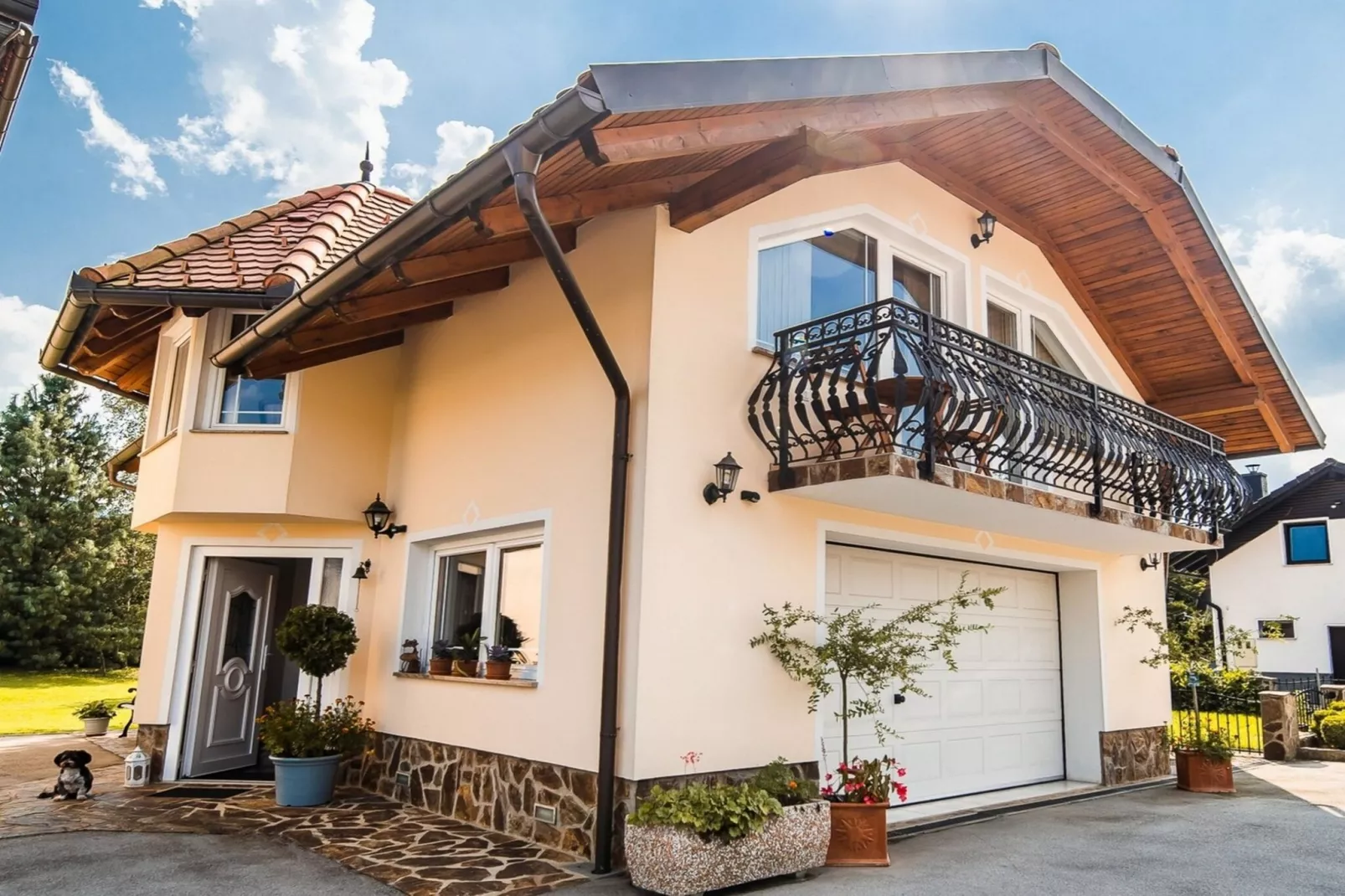 Sunny and Comfortable Apartment with Terrace and Garden - Two Bedroom Apartment with Terrace-Buitenlucht