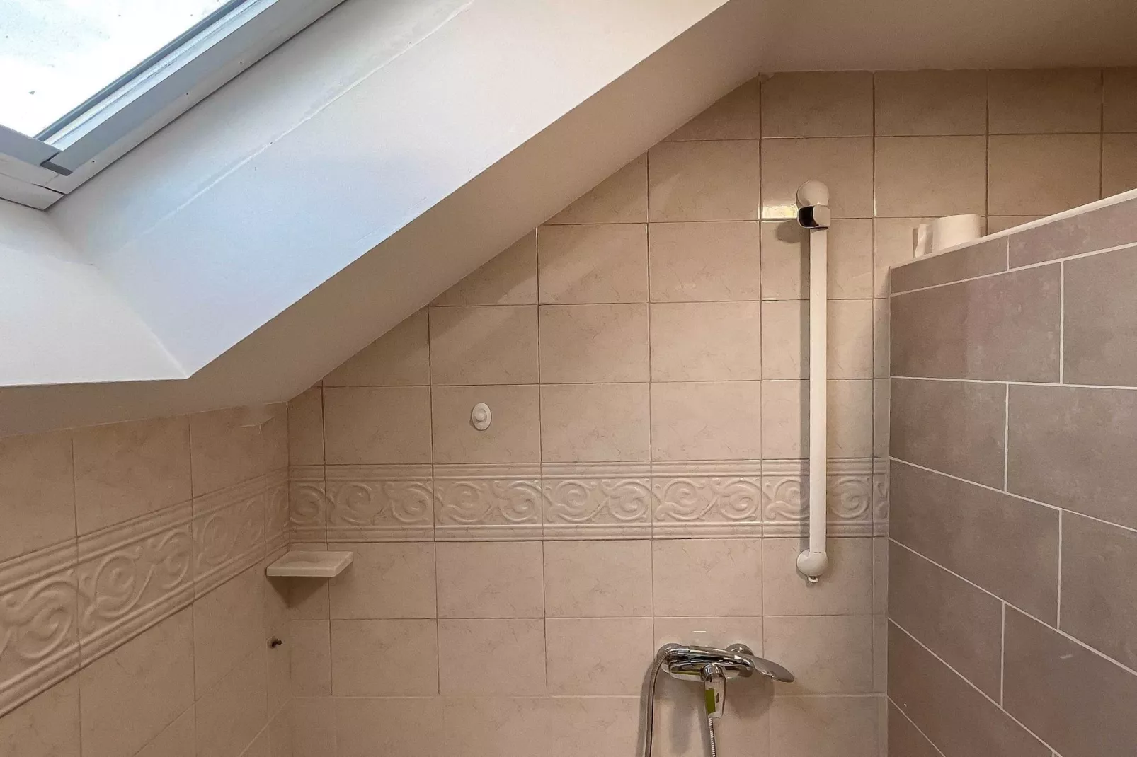 Vibrant and Charming Apartment with Balcony and Mountain View - Two Bedroom Apartment with Balcony and Mountain View-Badkamer