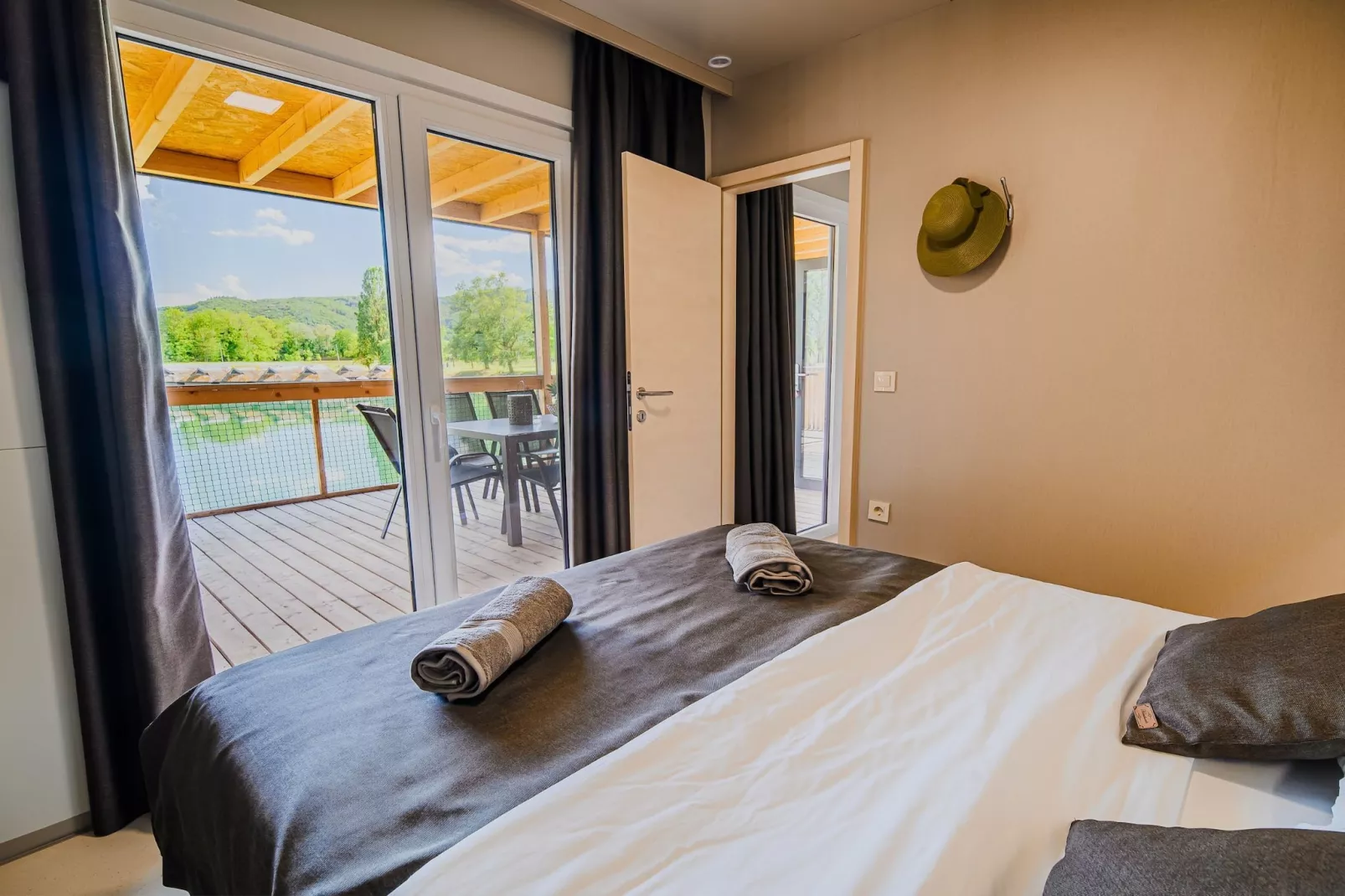 Lakeside Luxury Retreat Mobile Homes with Thermal Riviera Tickets - Three Bedroom Mobile Home 15\/020-Slaapkamer