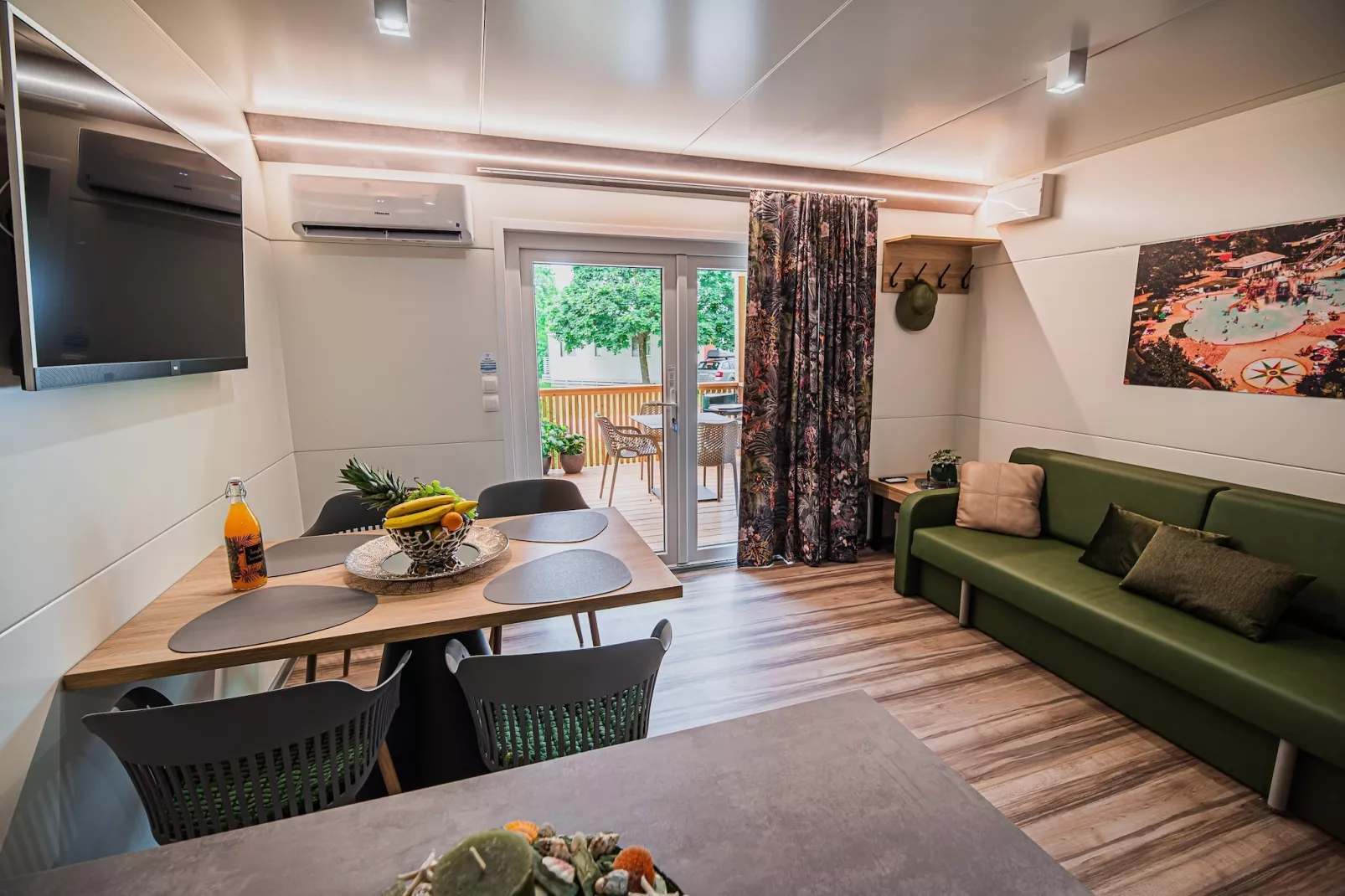 Lake Serenity Premium Mobile Homes with Thermal Riviera Tickets - Three Bedroom Mobile Home 15\/028 - Woonkamer