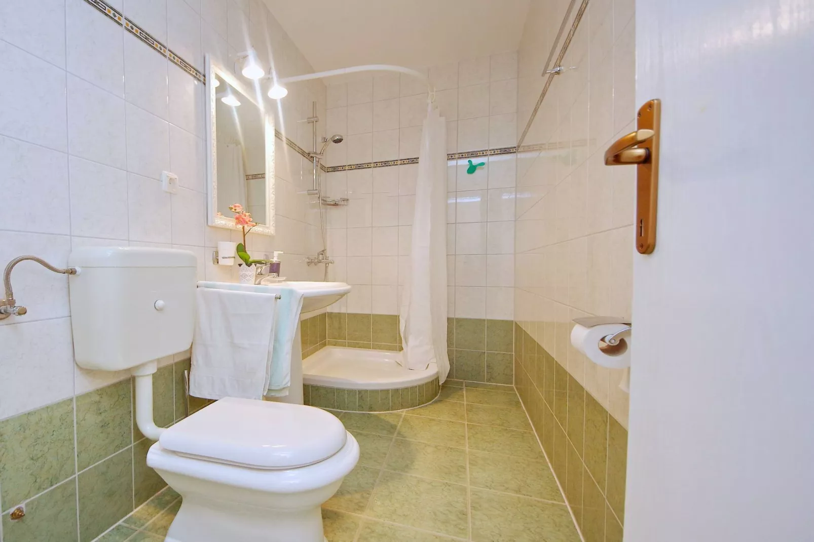 Seafront Apartments Deveron - One Bedroom Apartment  with Balcony and Sea View (Zavala)-Badkamer