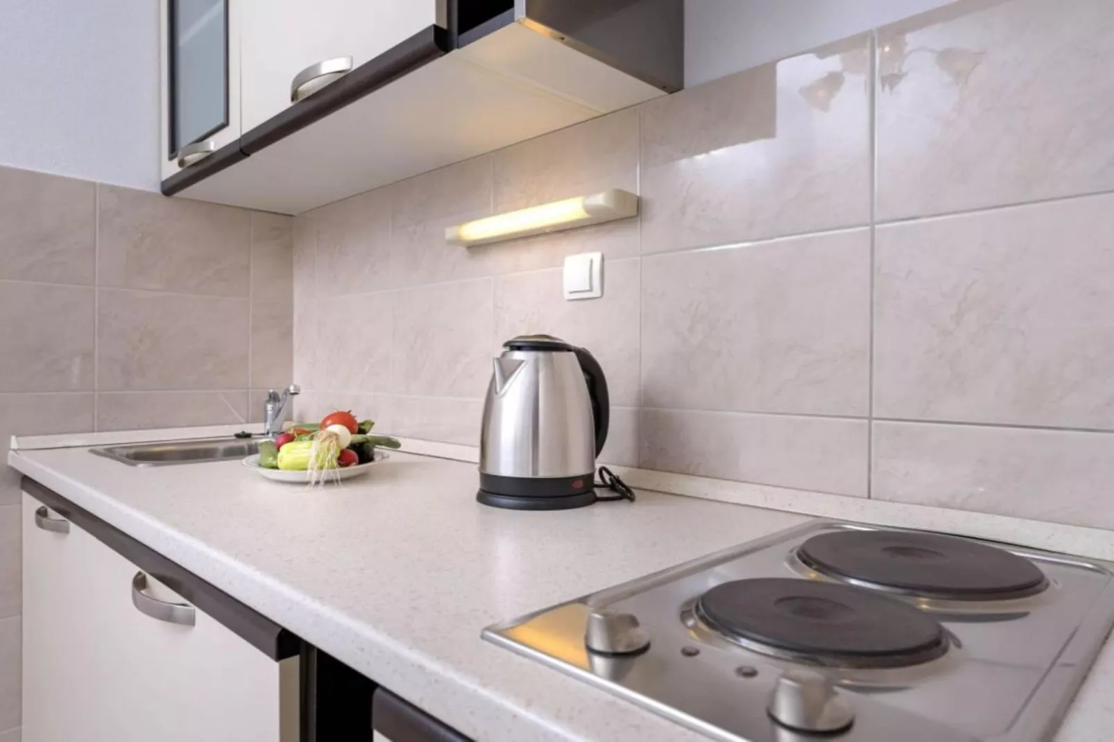 One Bedroom Apartment with Balcony and Sea View 2-Keuken