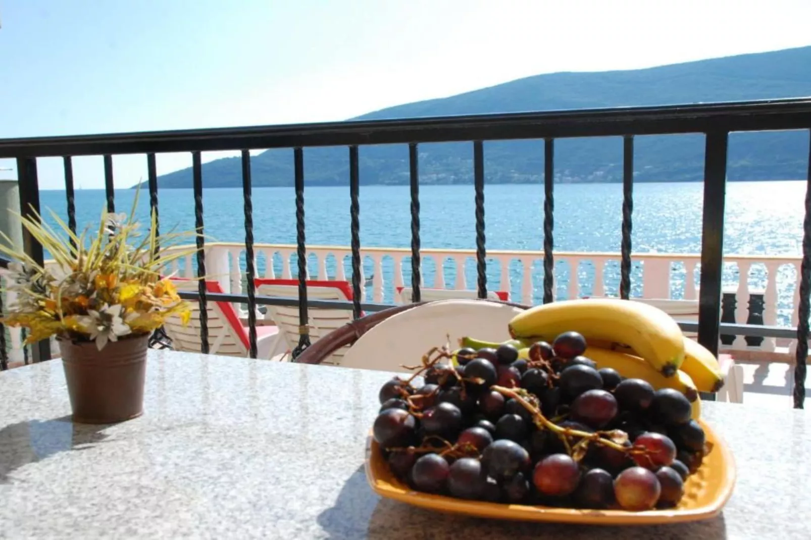 Stunning Beachfront Stay in Herceg Novi - Two Bedroom Apartment A-Terrasbalkon