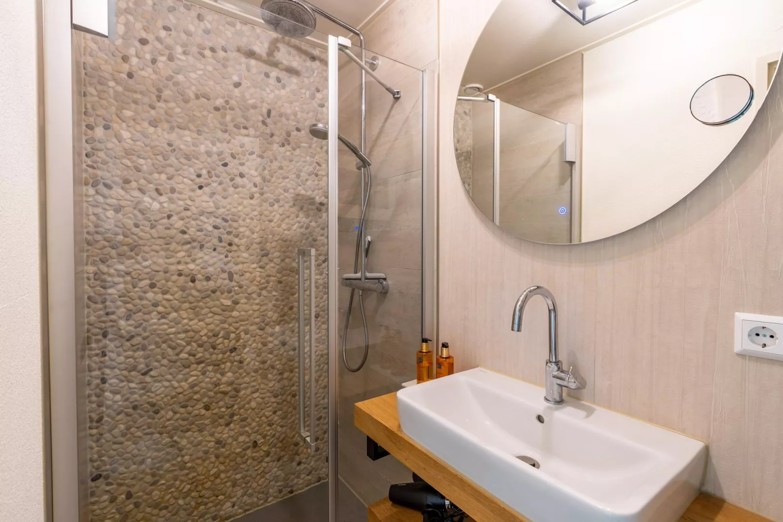 Kamperfoelie 57-Badkamer