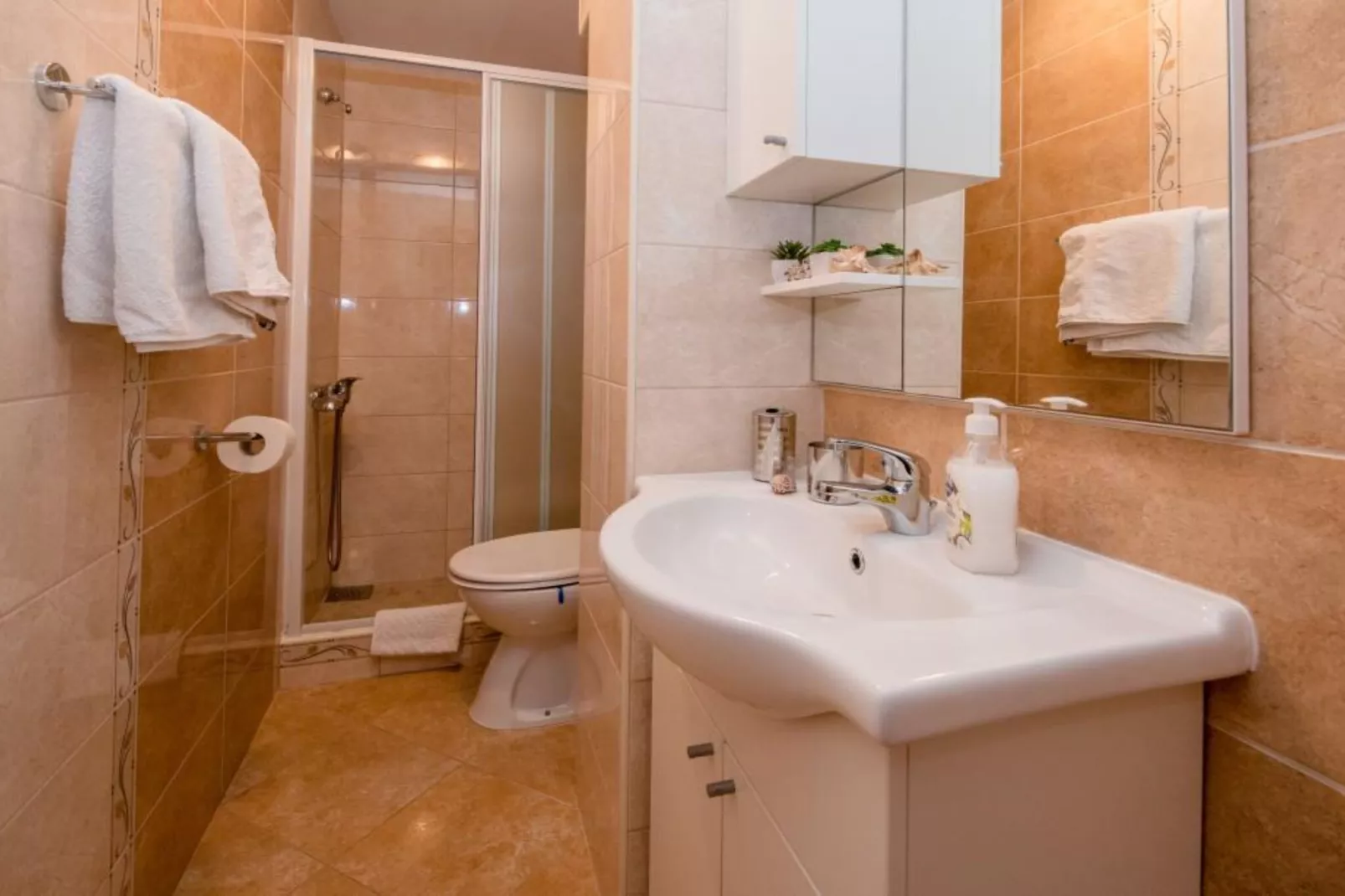 One Bedroom Apartment with Terrace 3-Badkamer