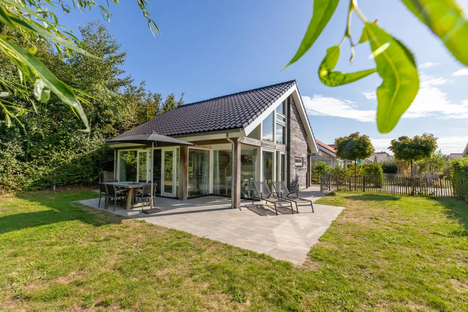 Zonnedorp 23 Zeeland Huis Renesse: Luxury Beach Holiday | Close to North Sea-Buitenkant zomer