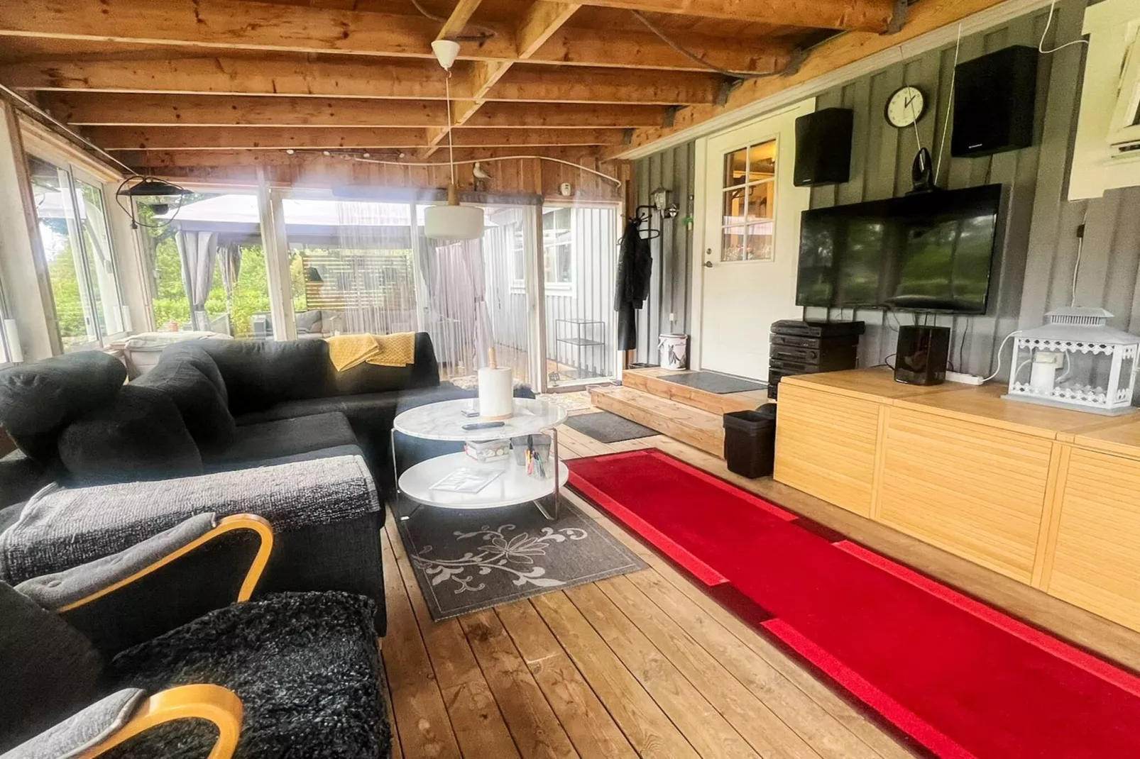 Charmant huisje aan het Sjunnaryd-meer-Binnen