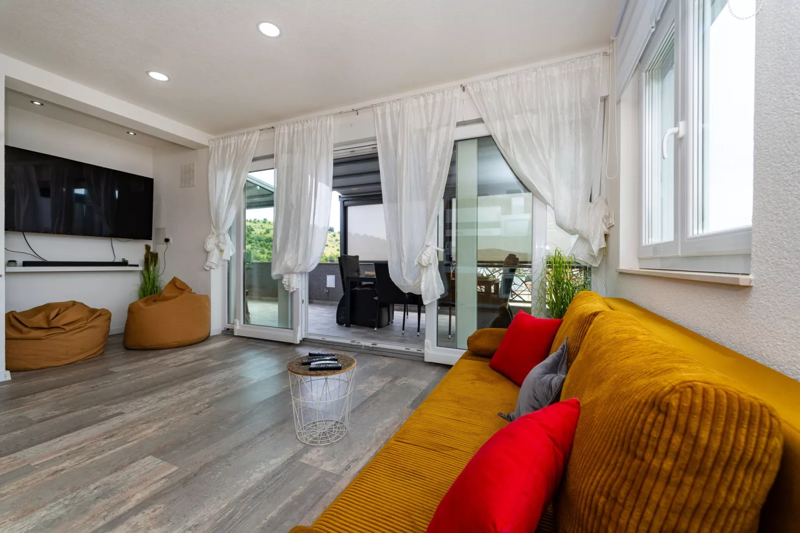 Sea view penthouse Nikita-Woonkamer