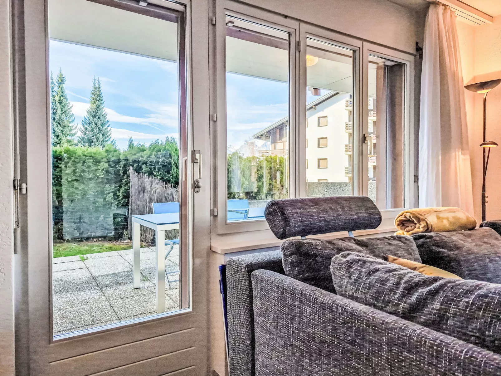 Ambassador 2/1-Binnen