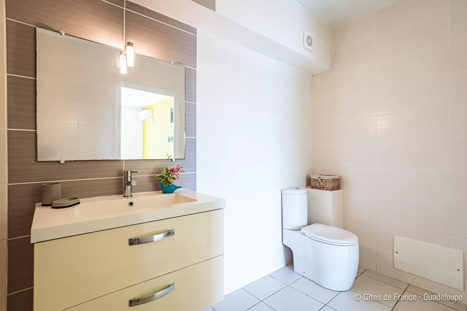 Paradise Bay Cozy studio by the sea-Badkamer