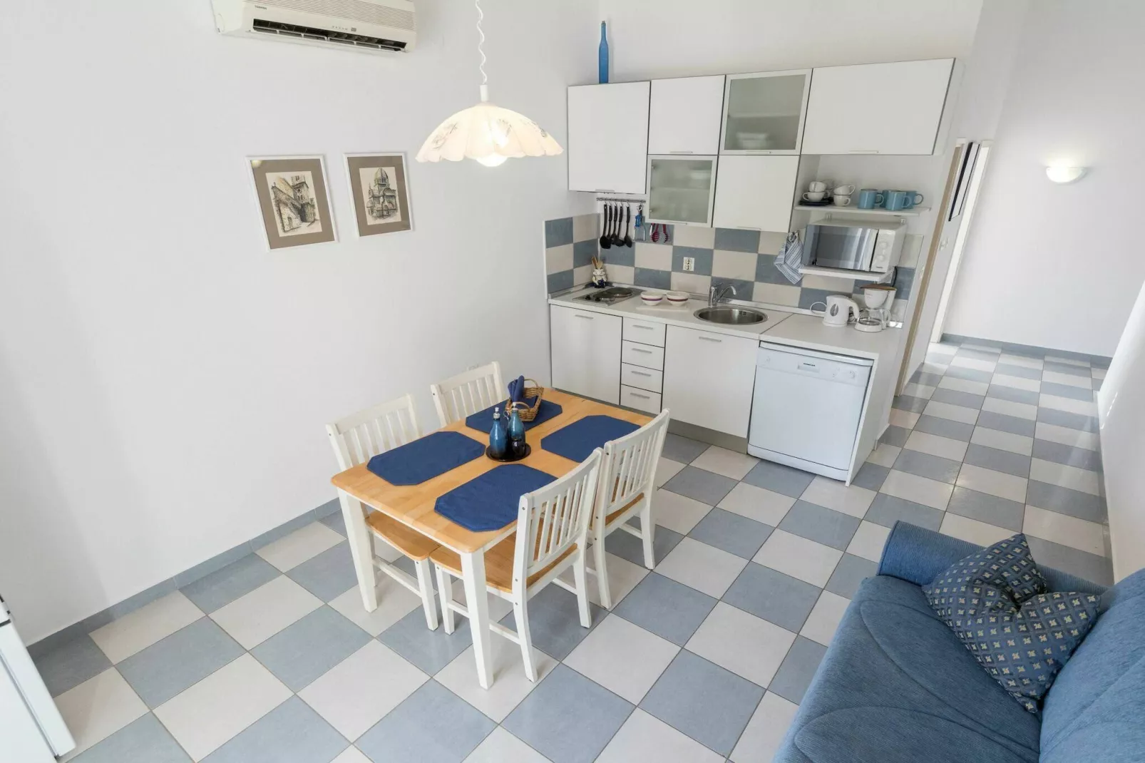 Beach apartment Jadrija-Eetkamer