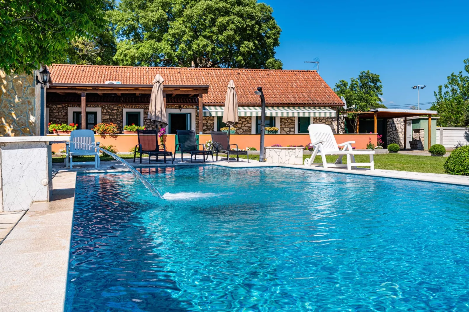 Authentic stone house Momo-Zwembad