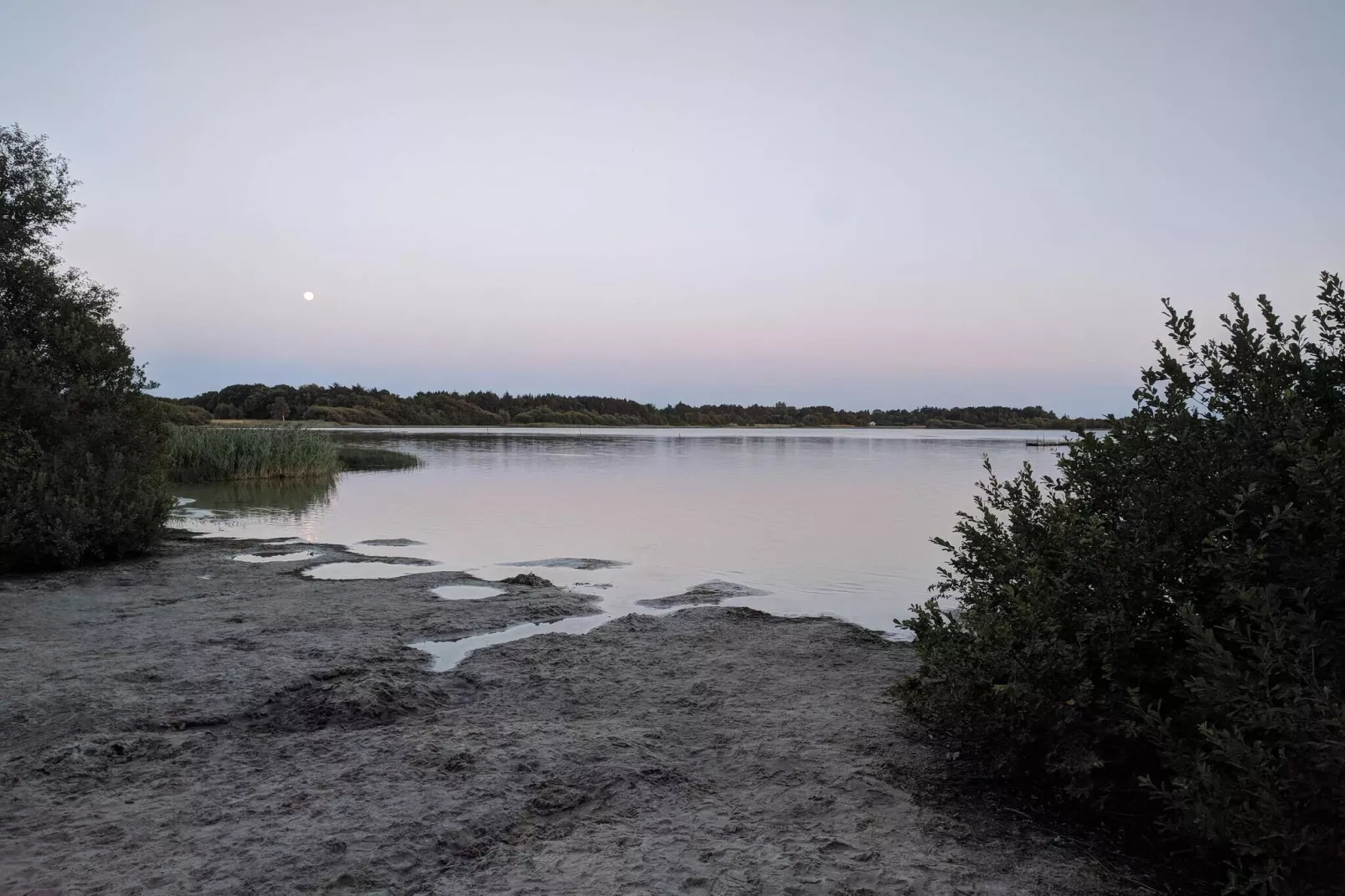 Afgelegen oase bij Kvie-meer-By Traum-Waterzicht
