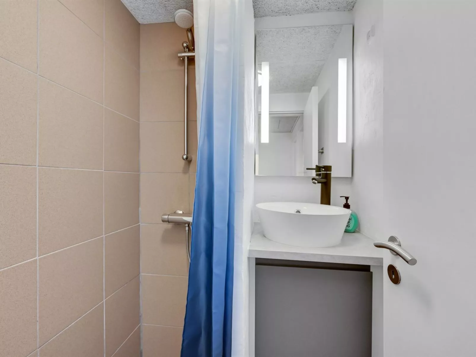 "Mert" - 1.2km from the sea-Binnen