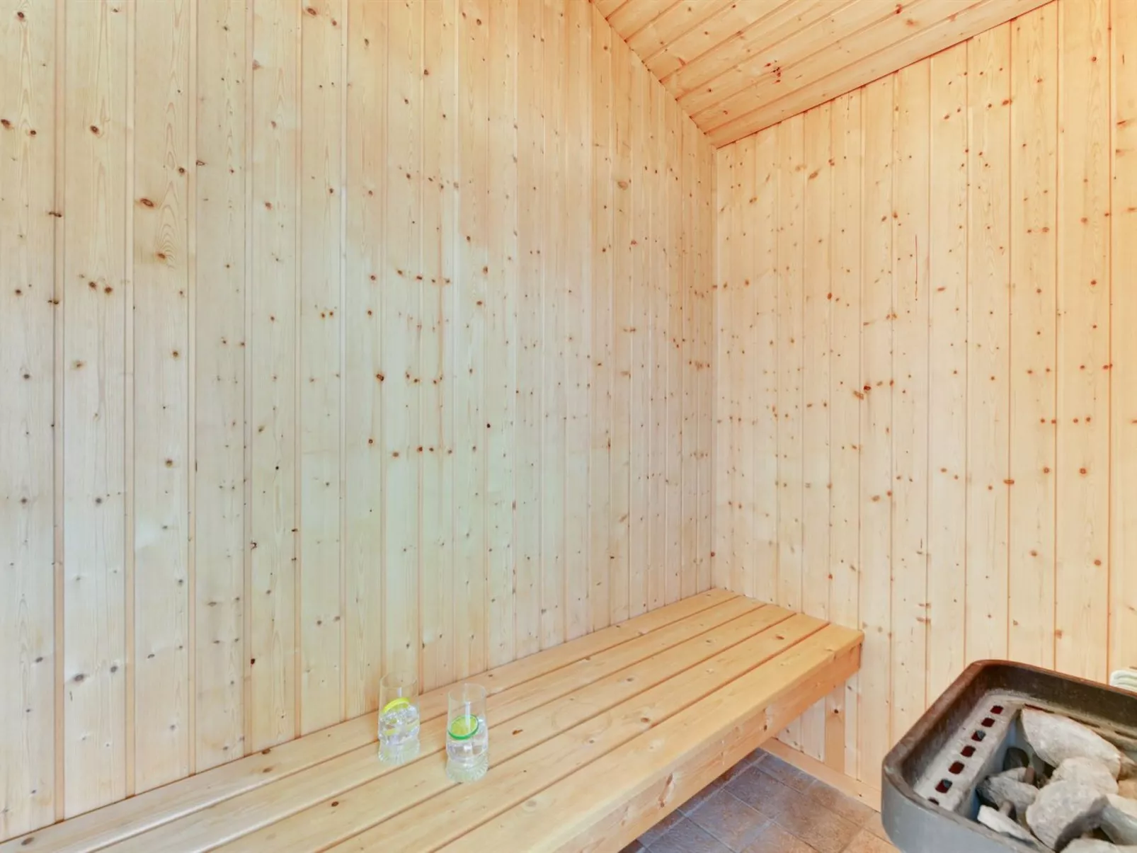 "Electra" - 500m to the fjord-Binnen