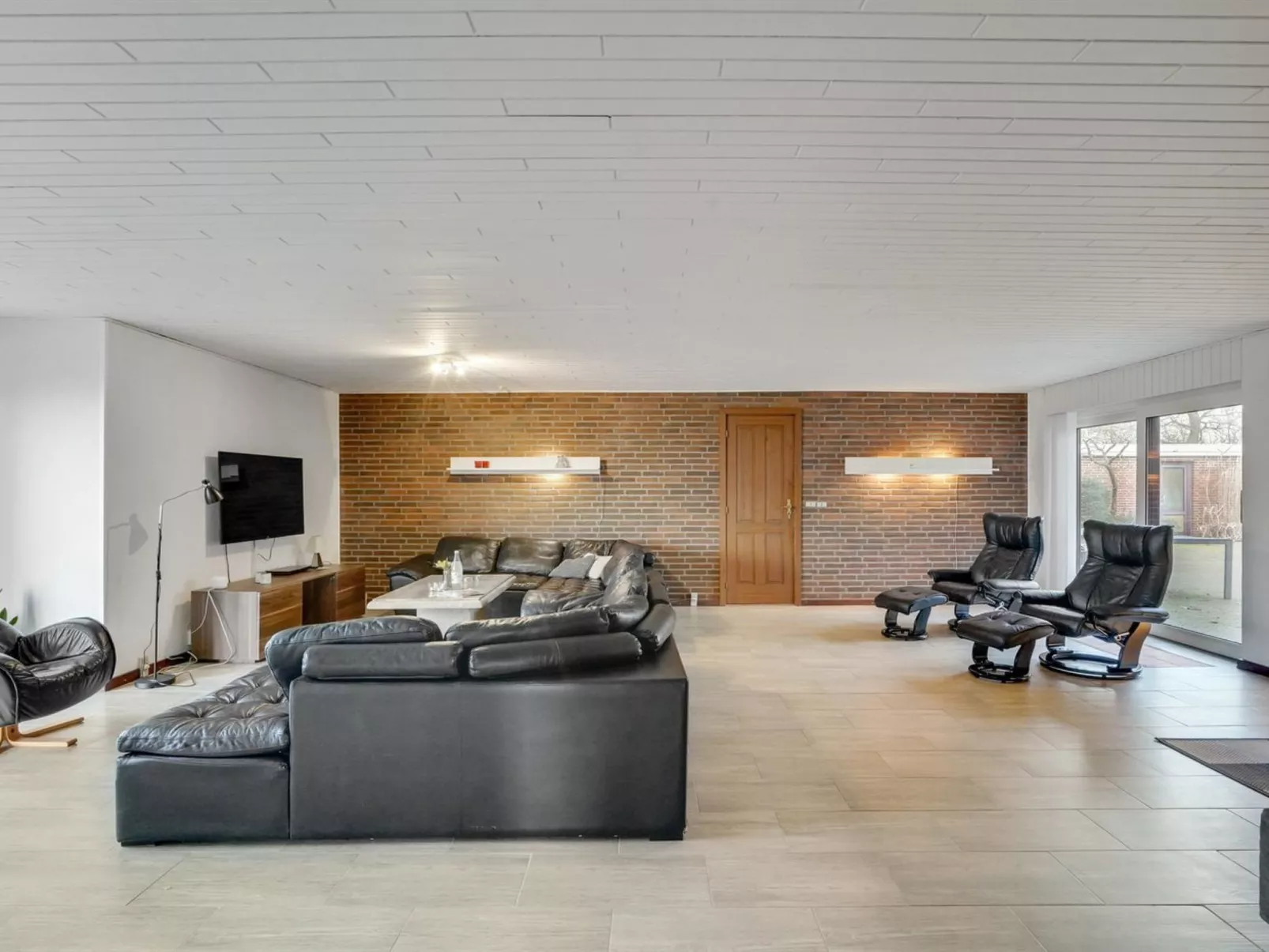 "Rahild" - 2km to the fjord-Binnen