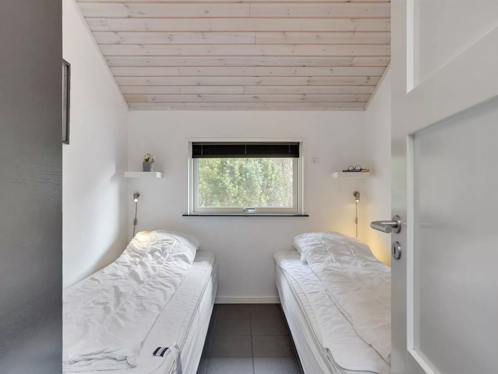 "Nyalle" - 1.3km from the sea-Binnen