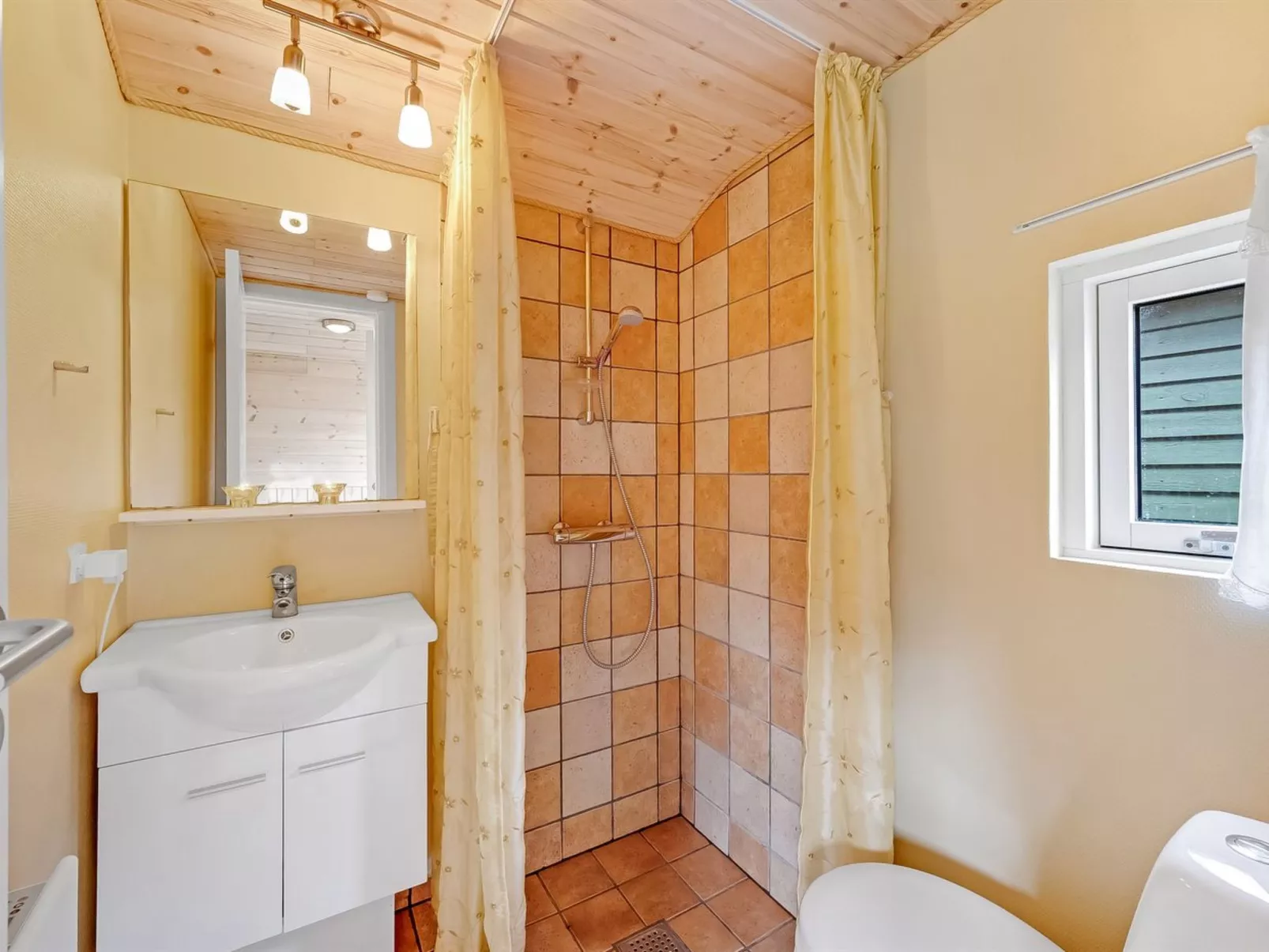 "Herminia" - 350m to the fjord-Binnen