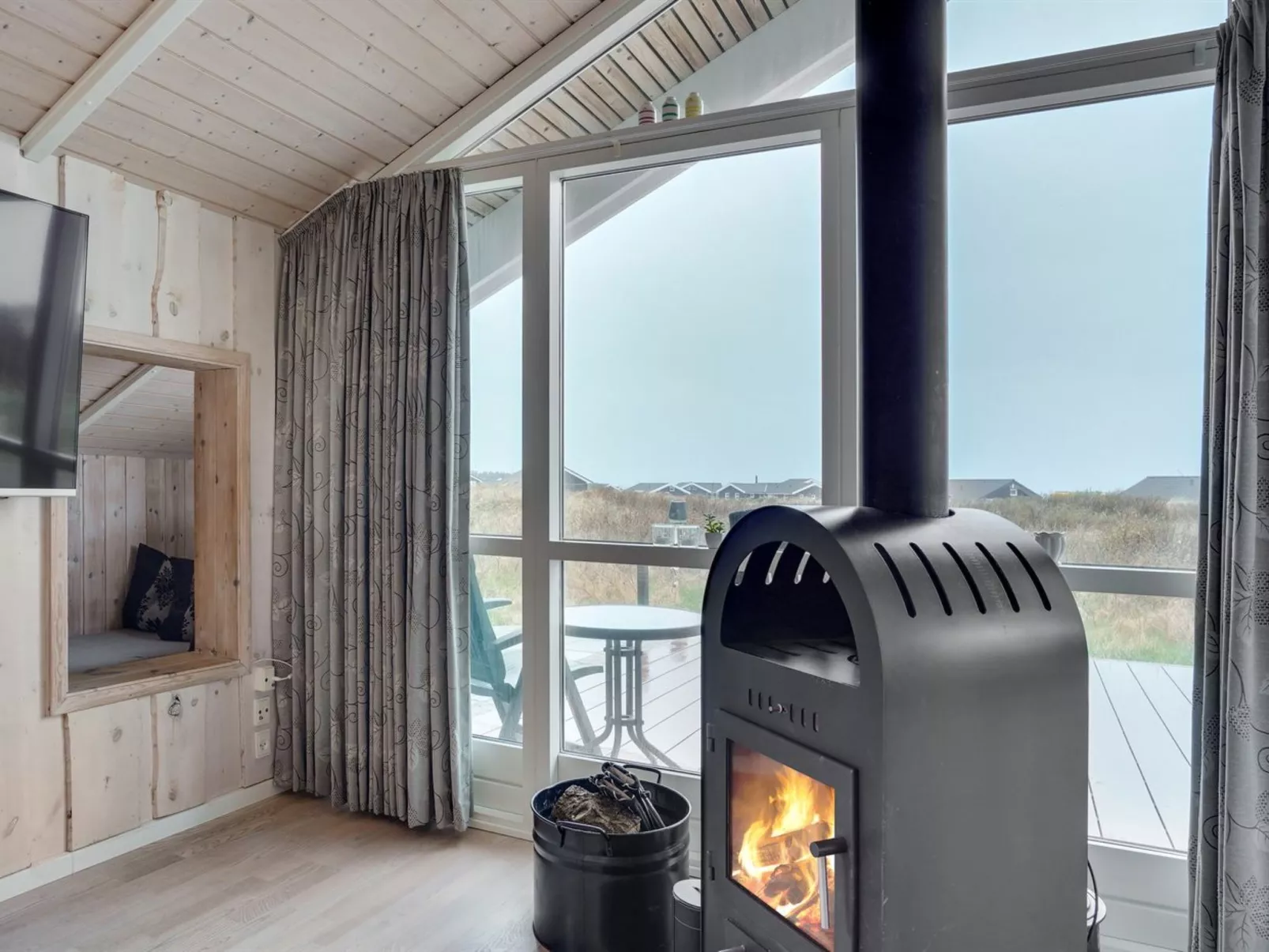 "Patrick" - 300m from the sea-Binnen