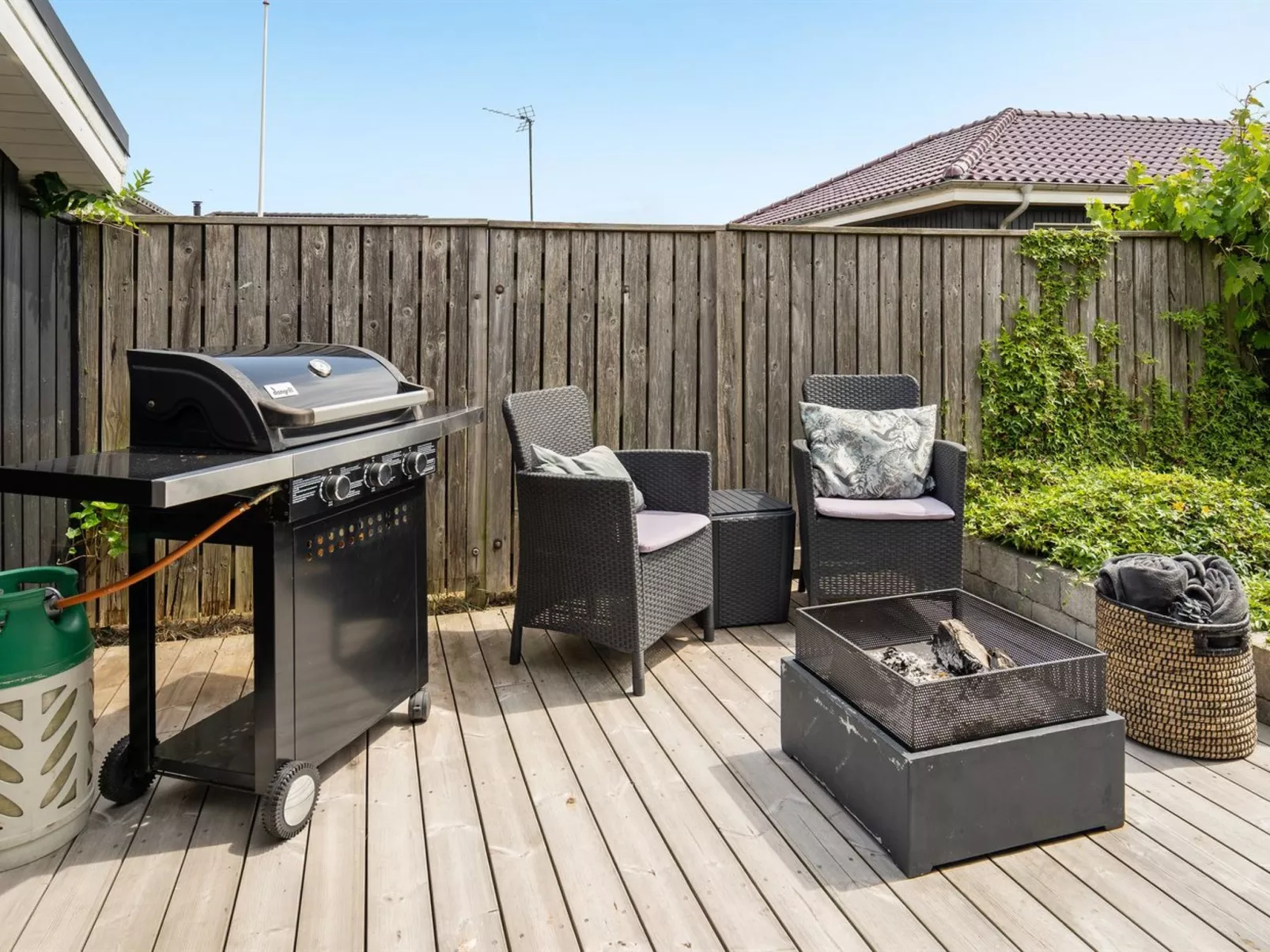 "Sjarlotte" - 100m from the sea-Buiten