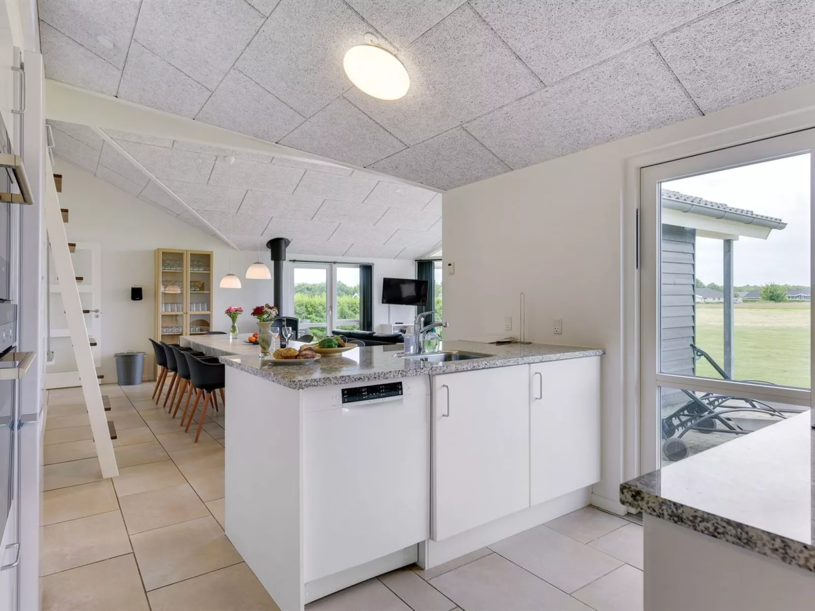 "Finja" - 500m from the sea-Binnen