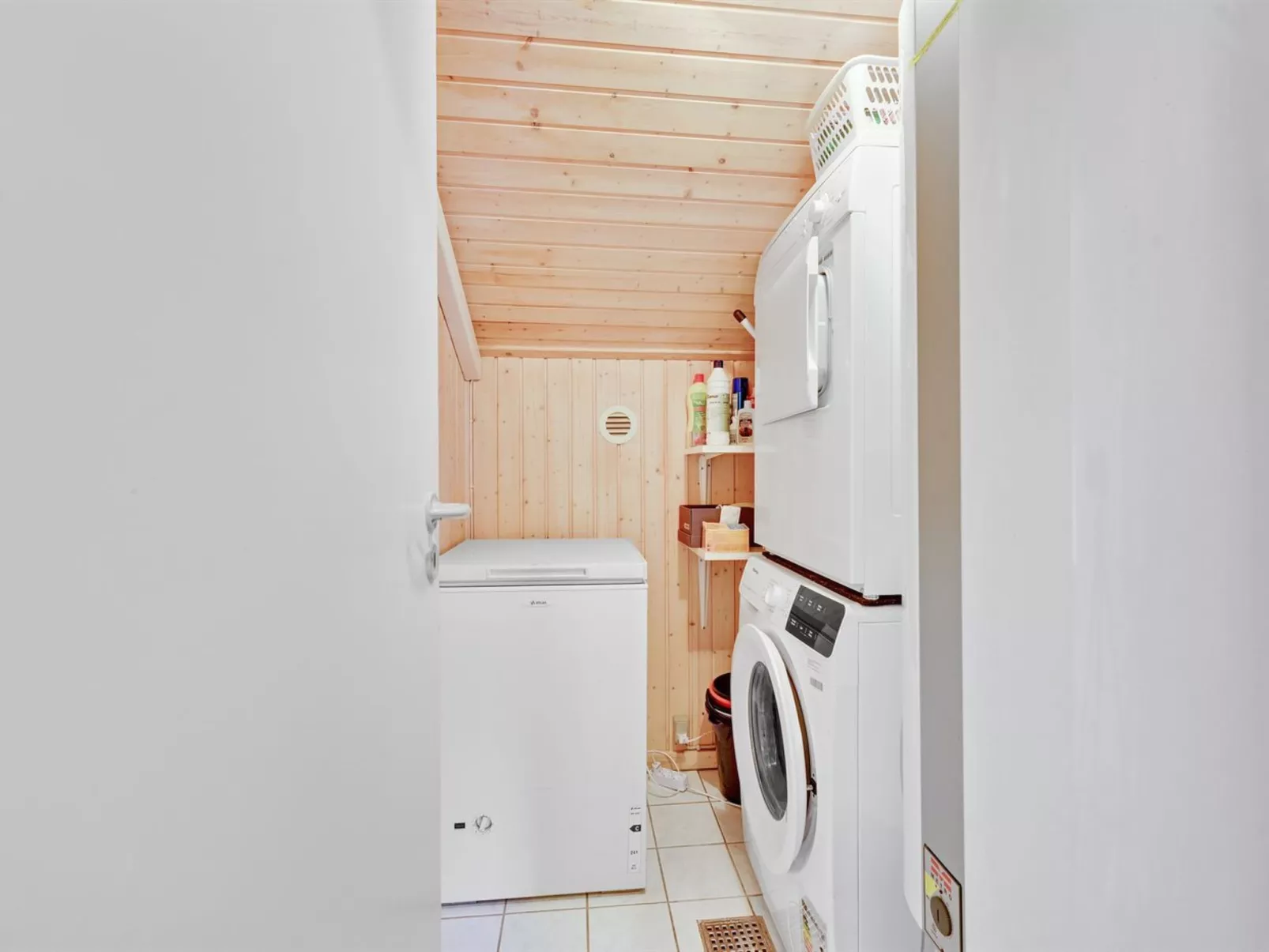 "Landuin" - 230m from the sea-Binnen