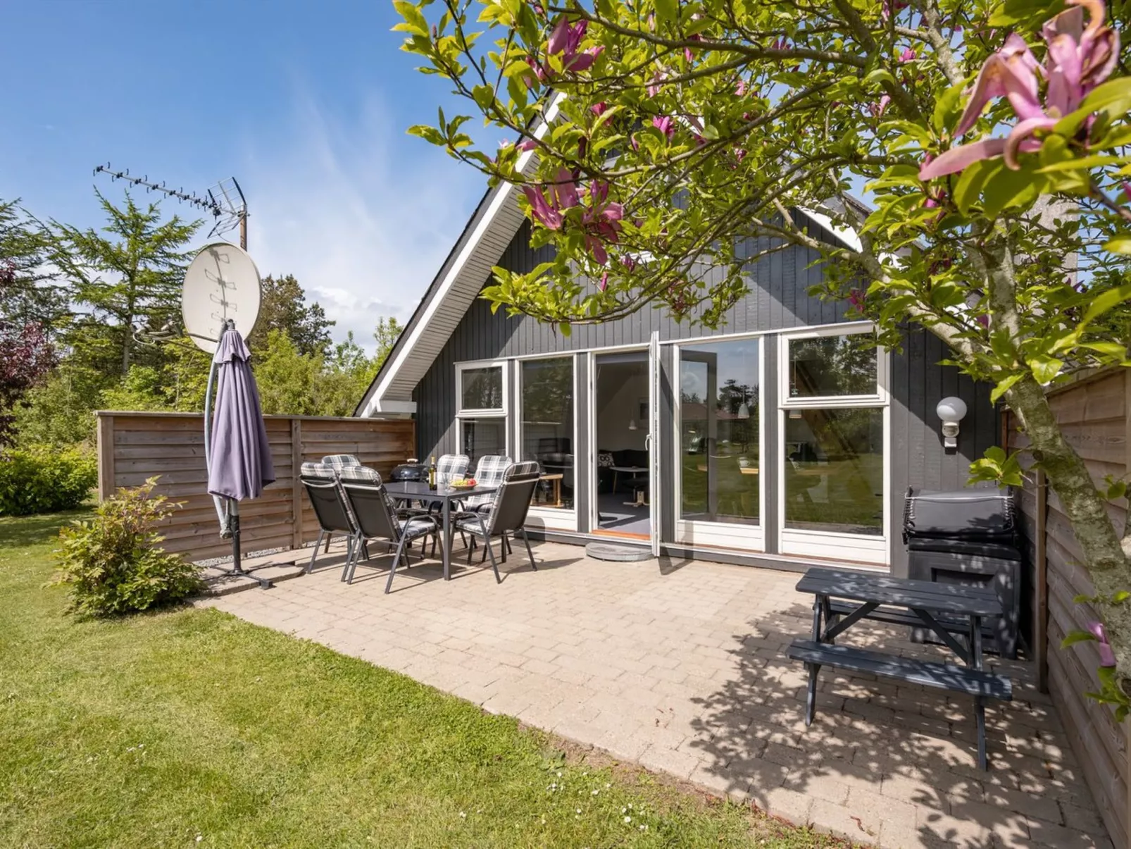 "Femija" - 500m to the fjord-Buiten