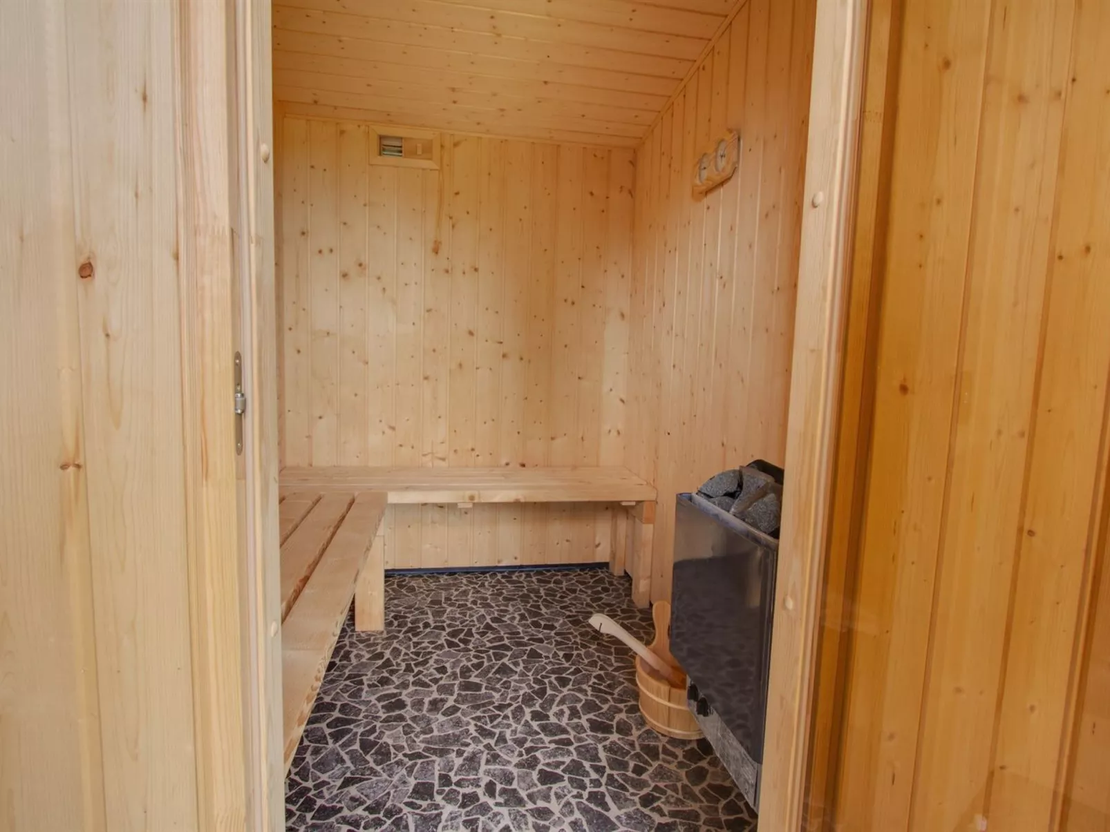 "Fleur" - 50m from the sea-Binnen