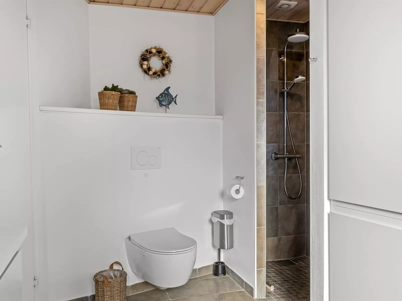 "Bjarka" - 2.9km from the sea-Binnen