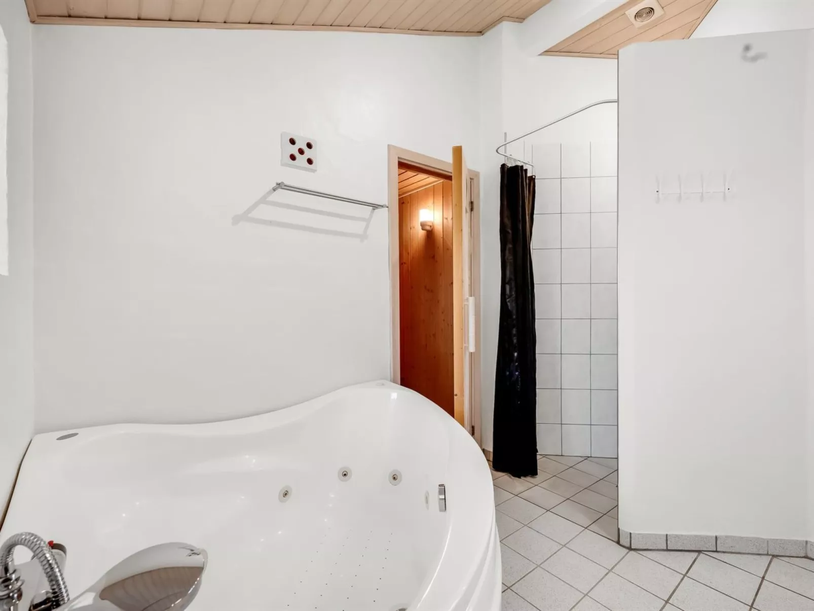 "Salla" - 1.2km from the sea-Binnen