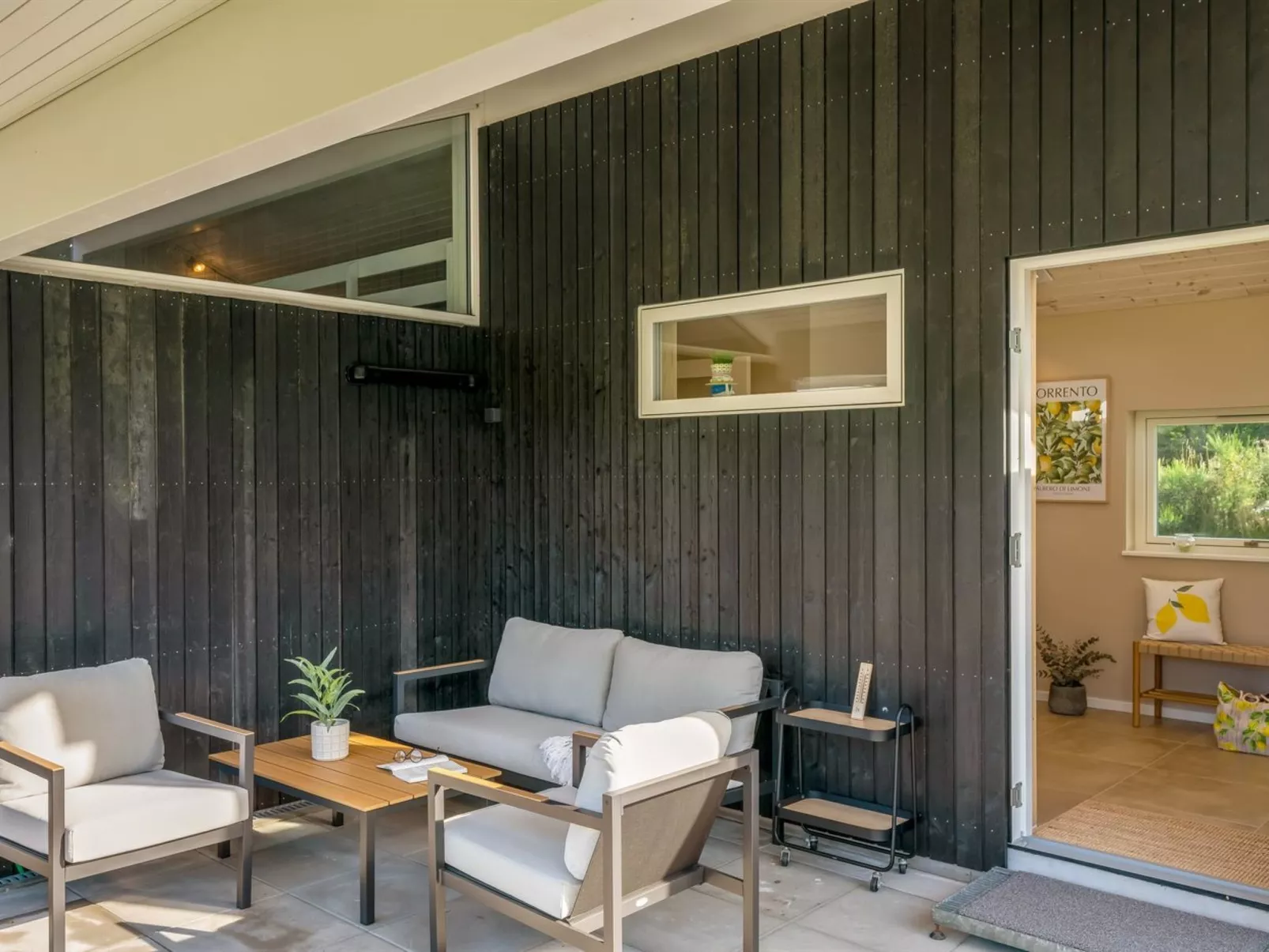 "Sviðandi" - 1.5km from the sea-Buiten