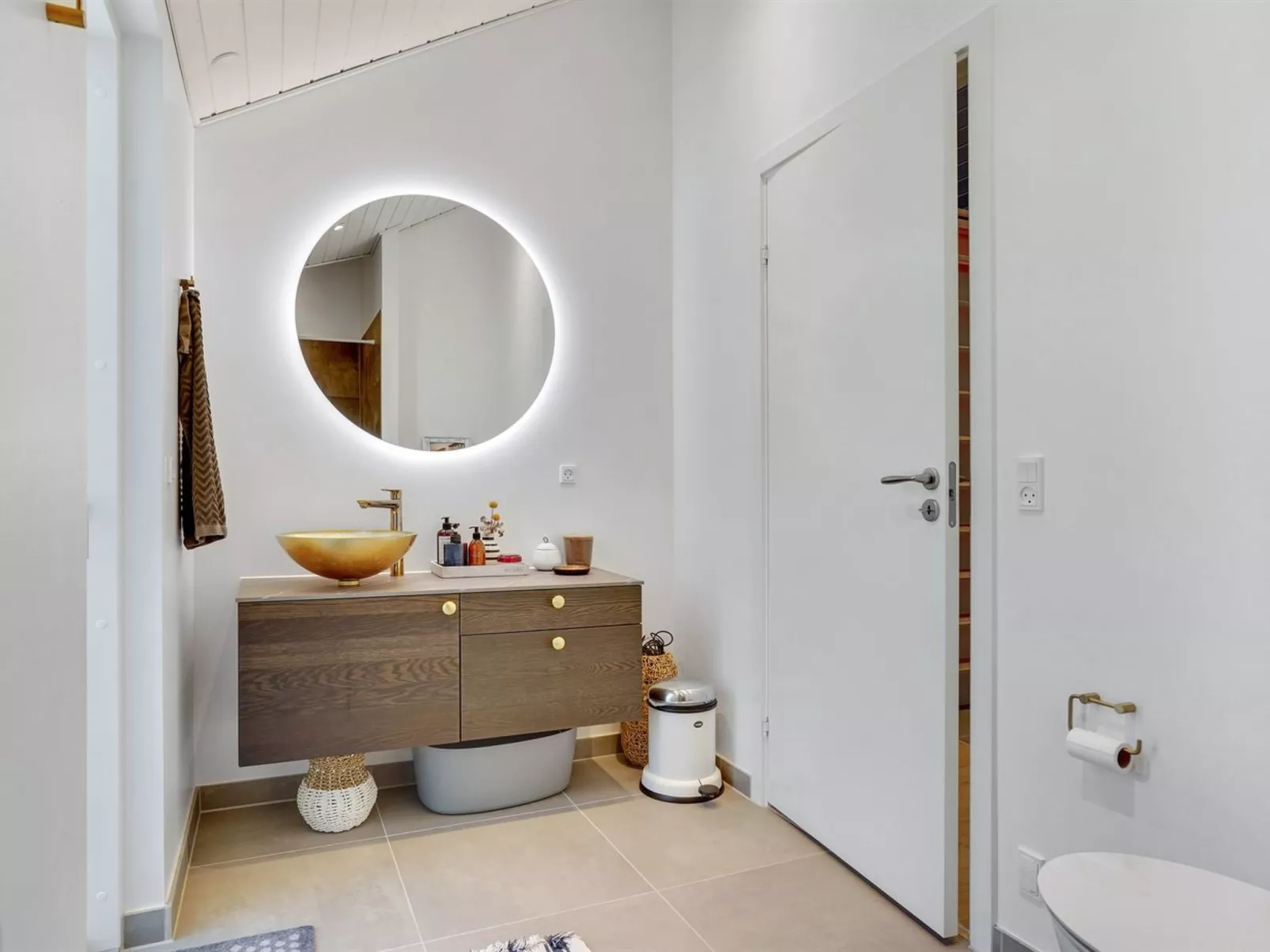 "Iwa" - 475m from the sea-Binnen