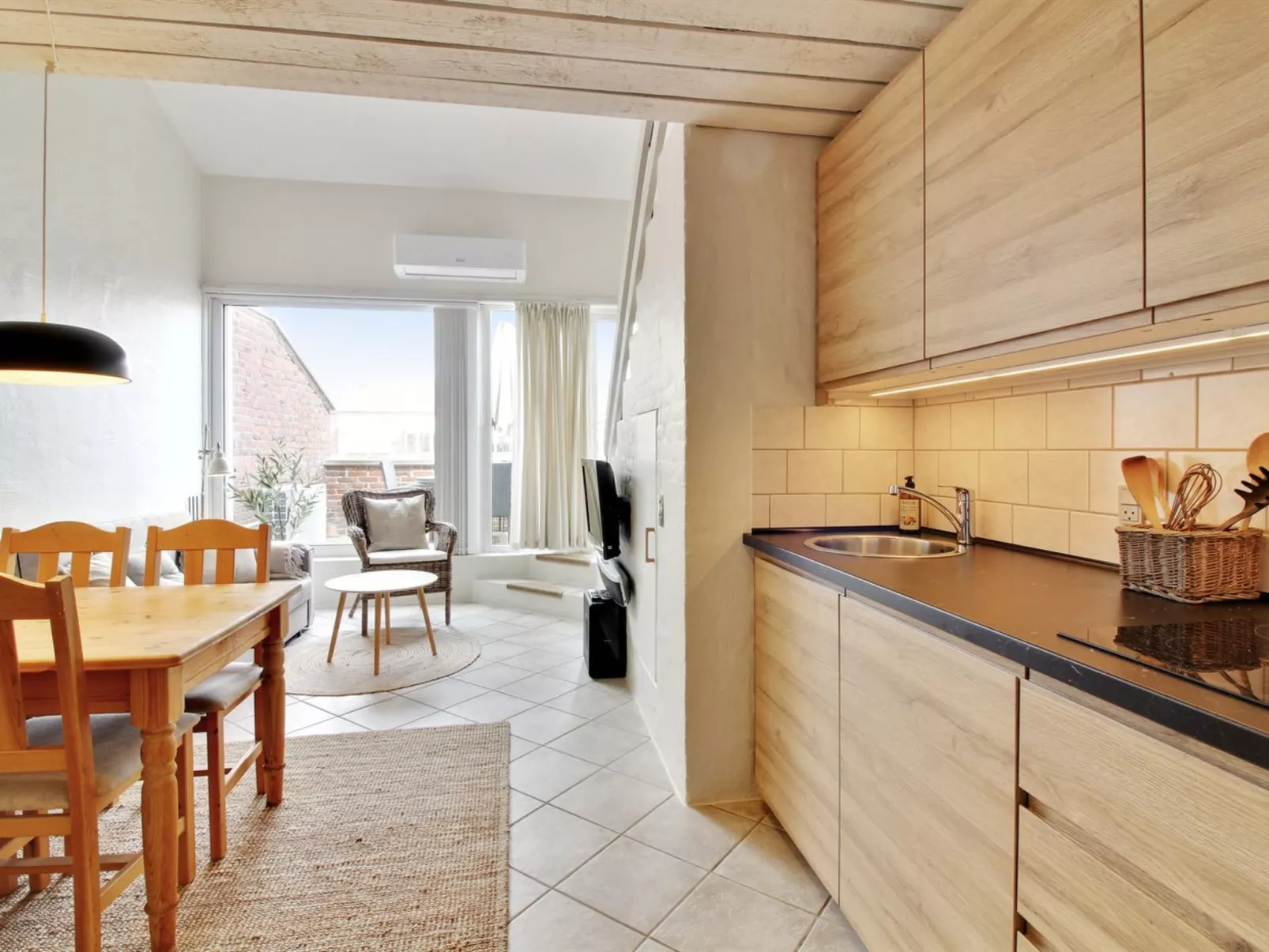 "Ulpu" - 500m from the sea - Binnen