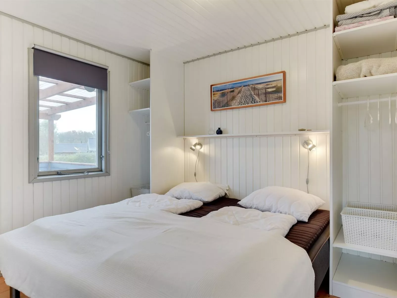 "Roar" - 500m from the sea-Binnen