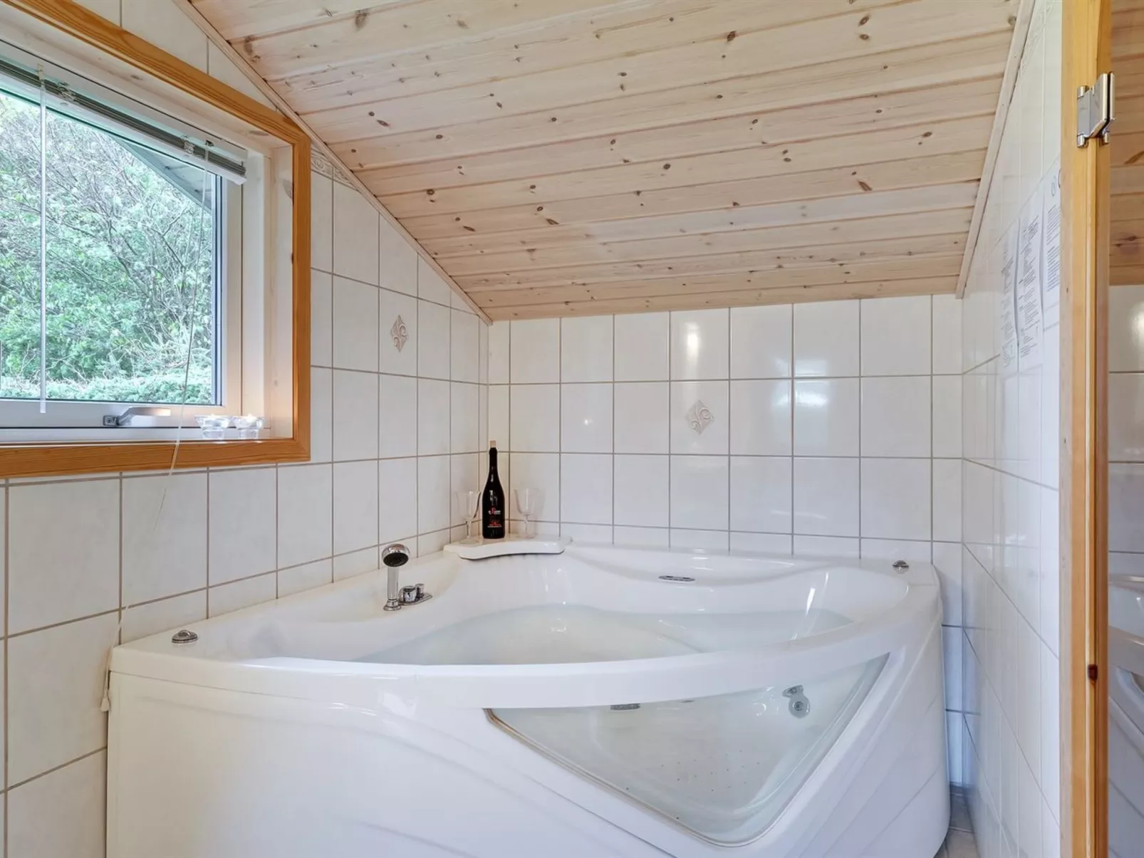 "Tayler" - 1.8km from the sea-Binnen