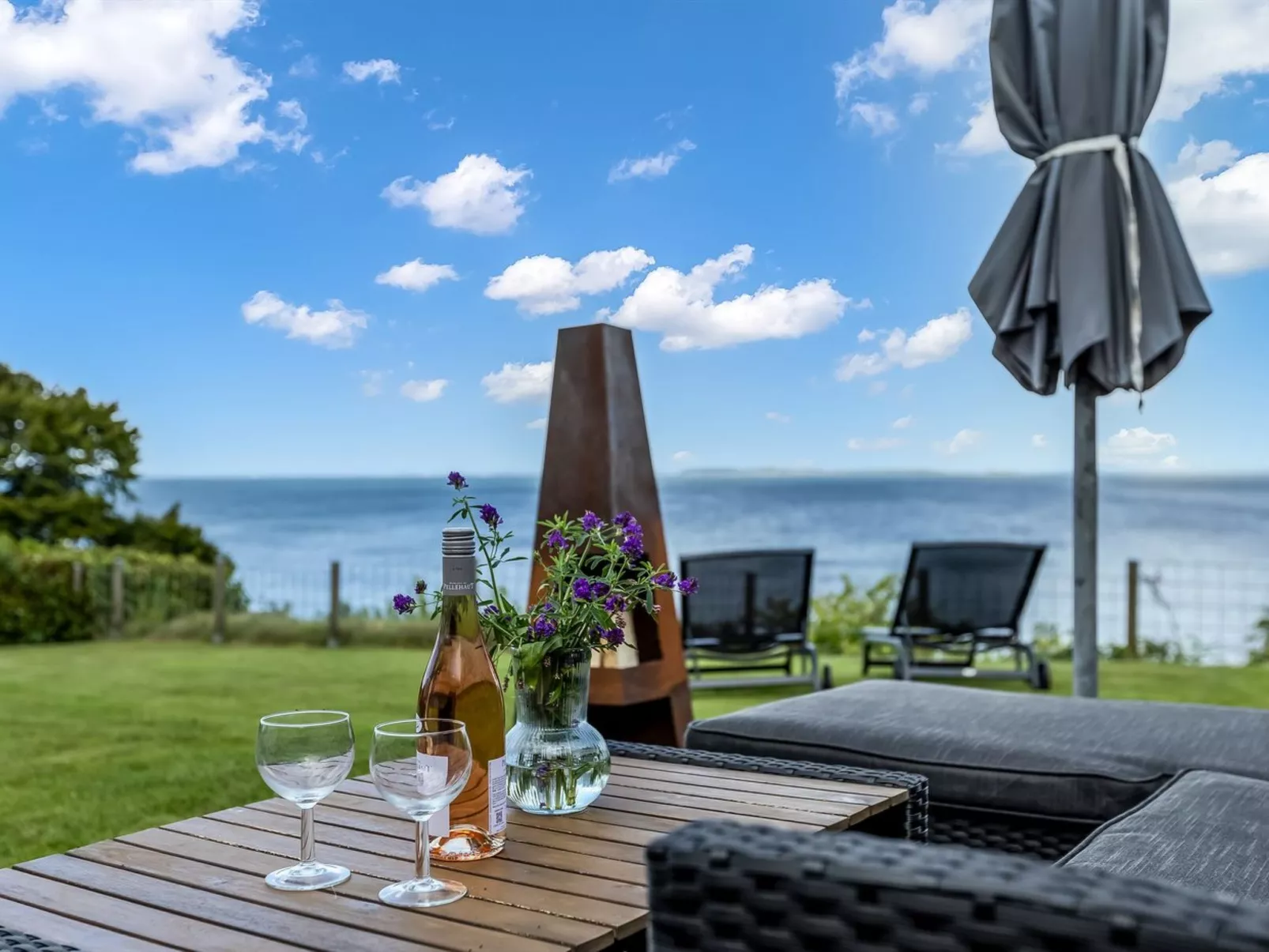 "Majbritt" - 50m from the sea-Buiten