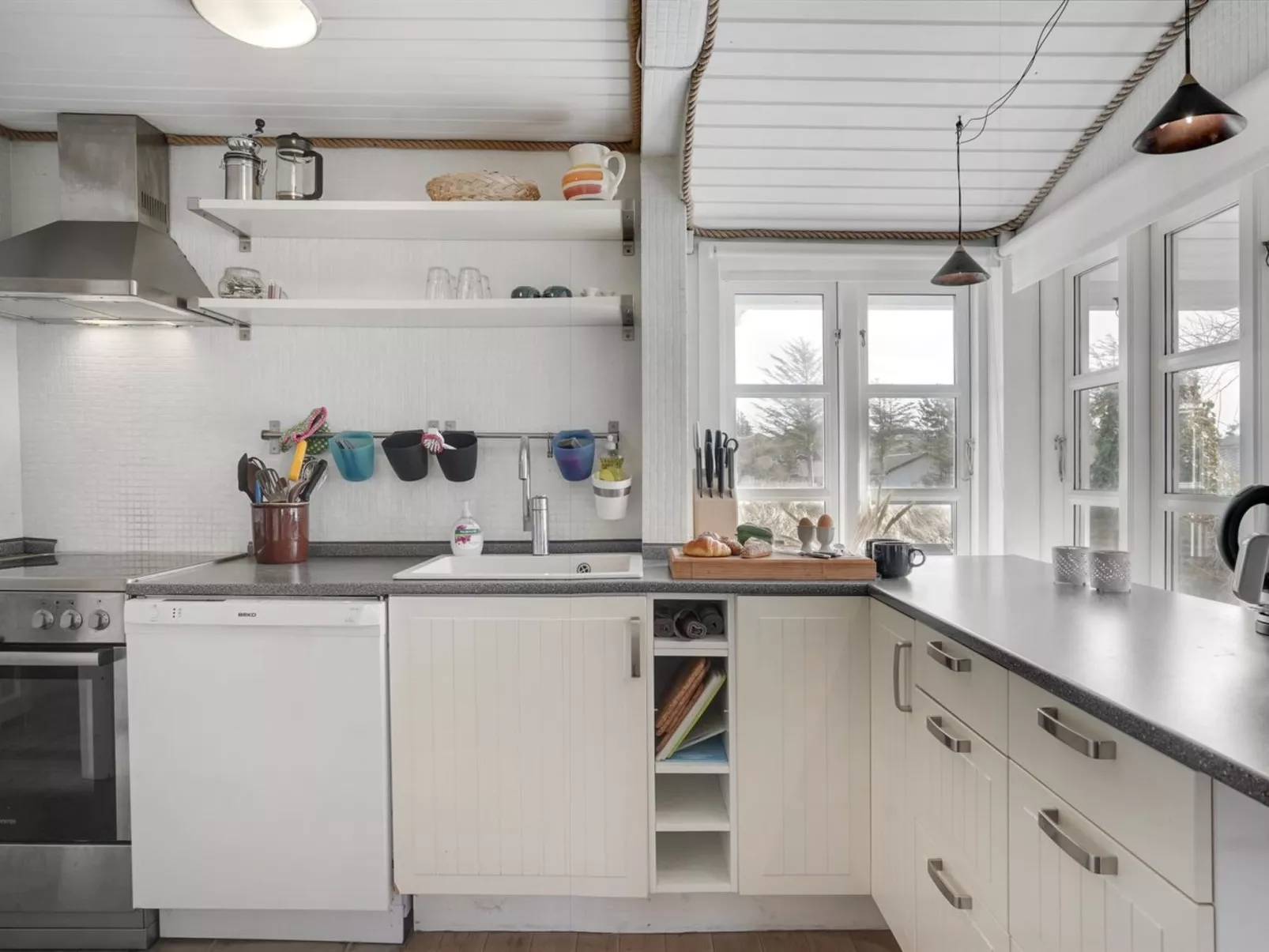 "Sharanya" - 500m from the sea-Binnen