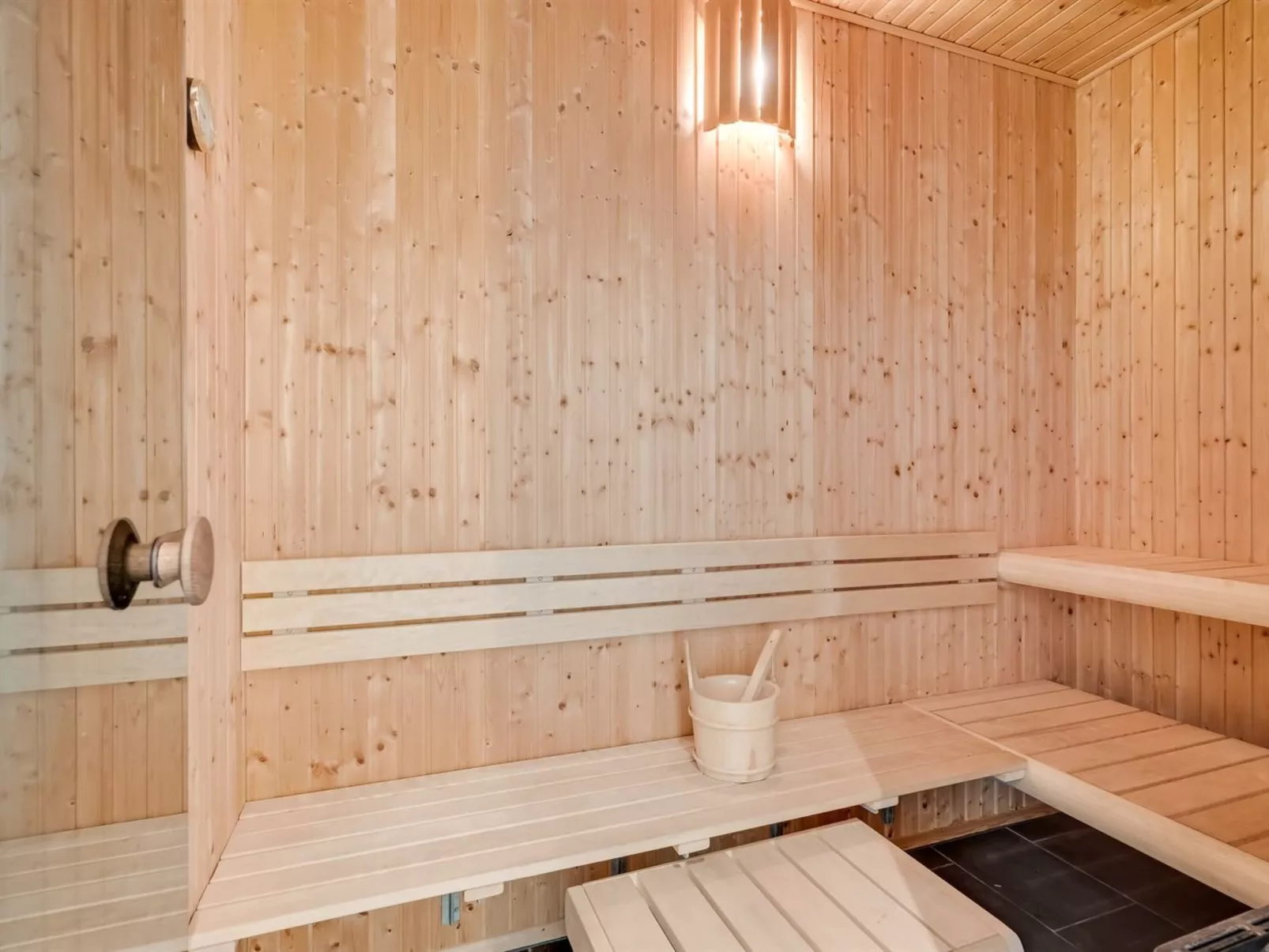 "Ahto" - 600m to the fjord-Binnen