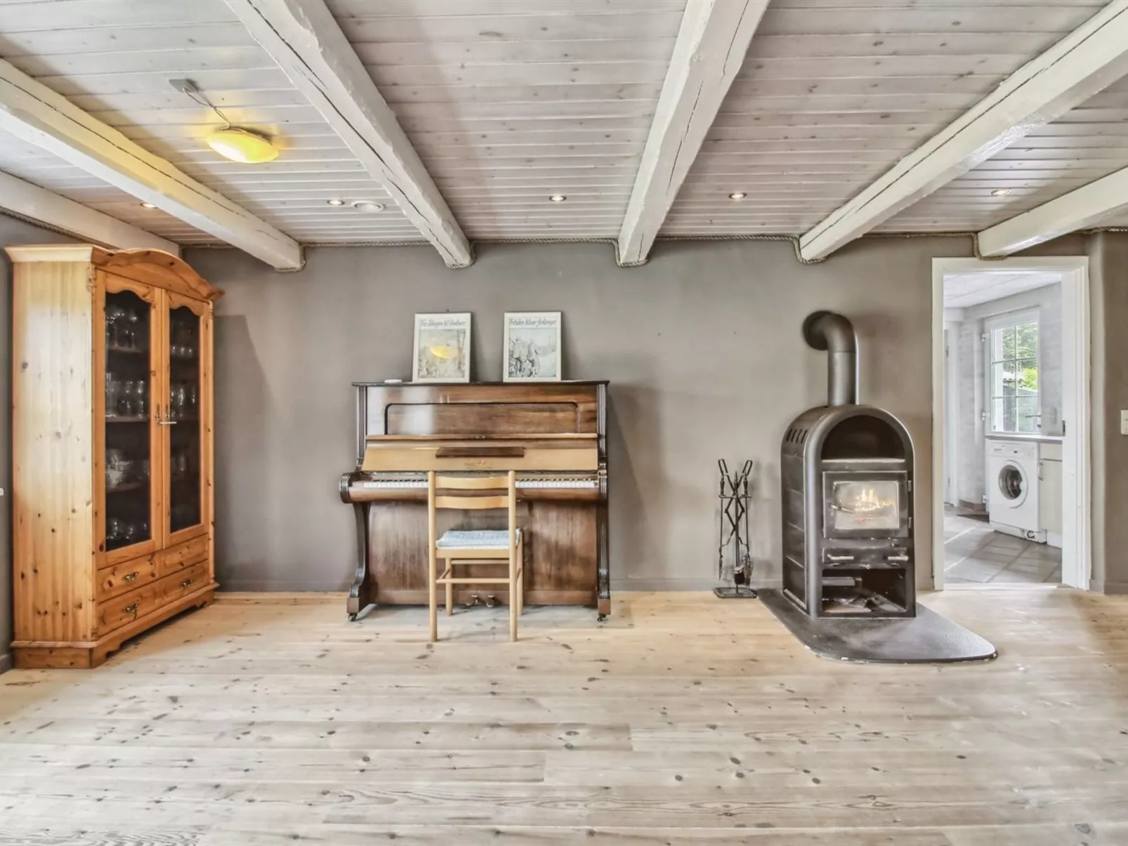 "Law" - 400m from the sea-Binnen