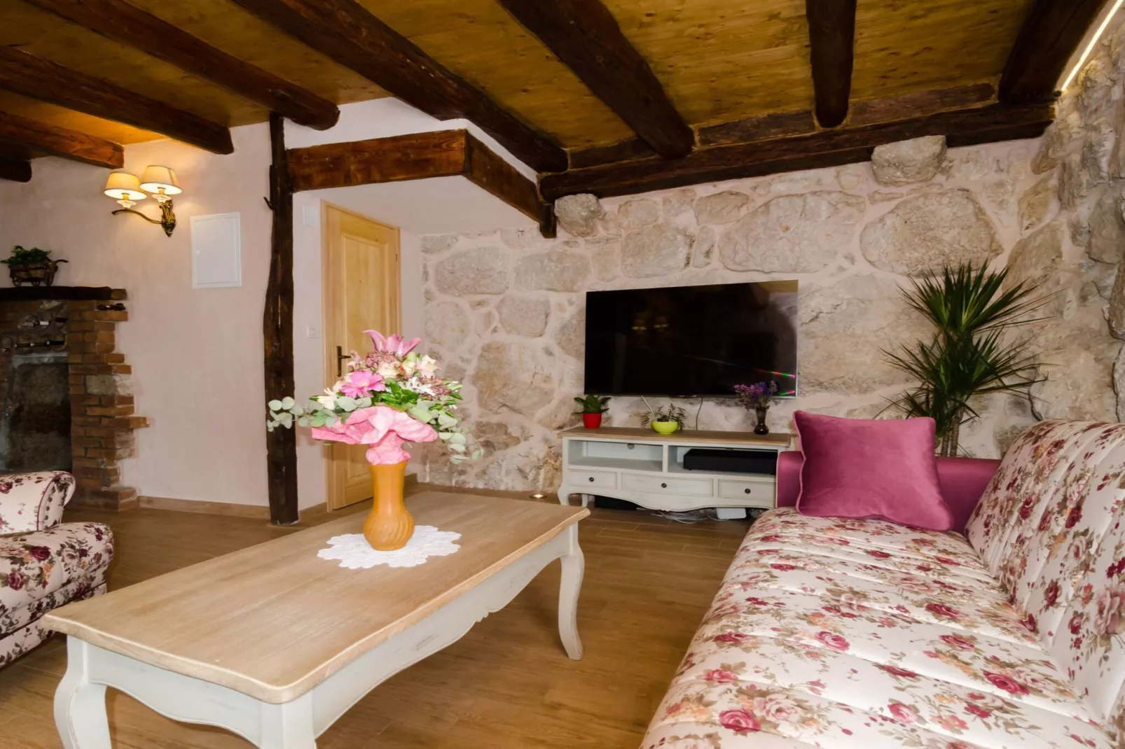 Villa Falcon Rook - Four-Bedroom Villa with Terrace and Swimming Pool-Slaapkamer