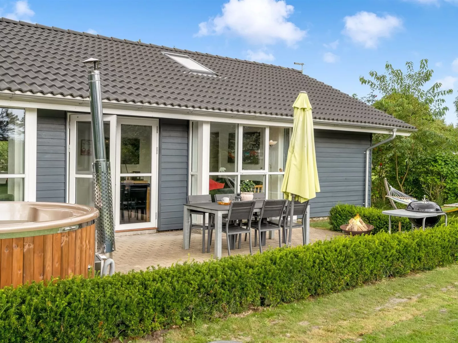 "Nauka" - 400m to the fjord-Buiten