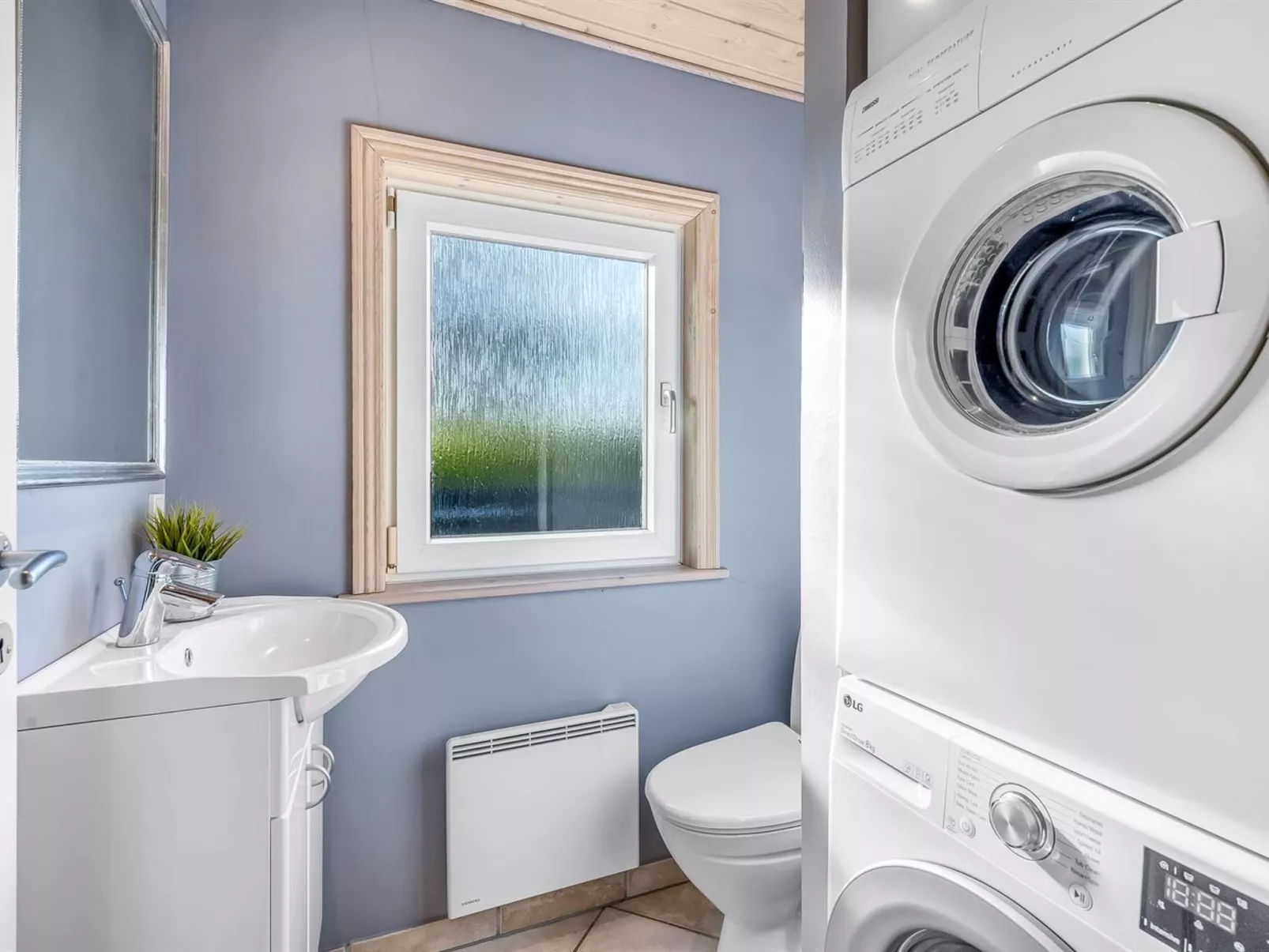 "Efka" - 600m to the fjord-Binnen