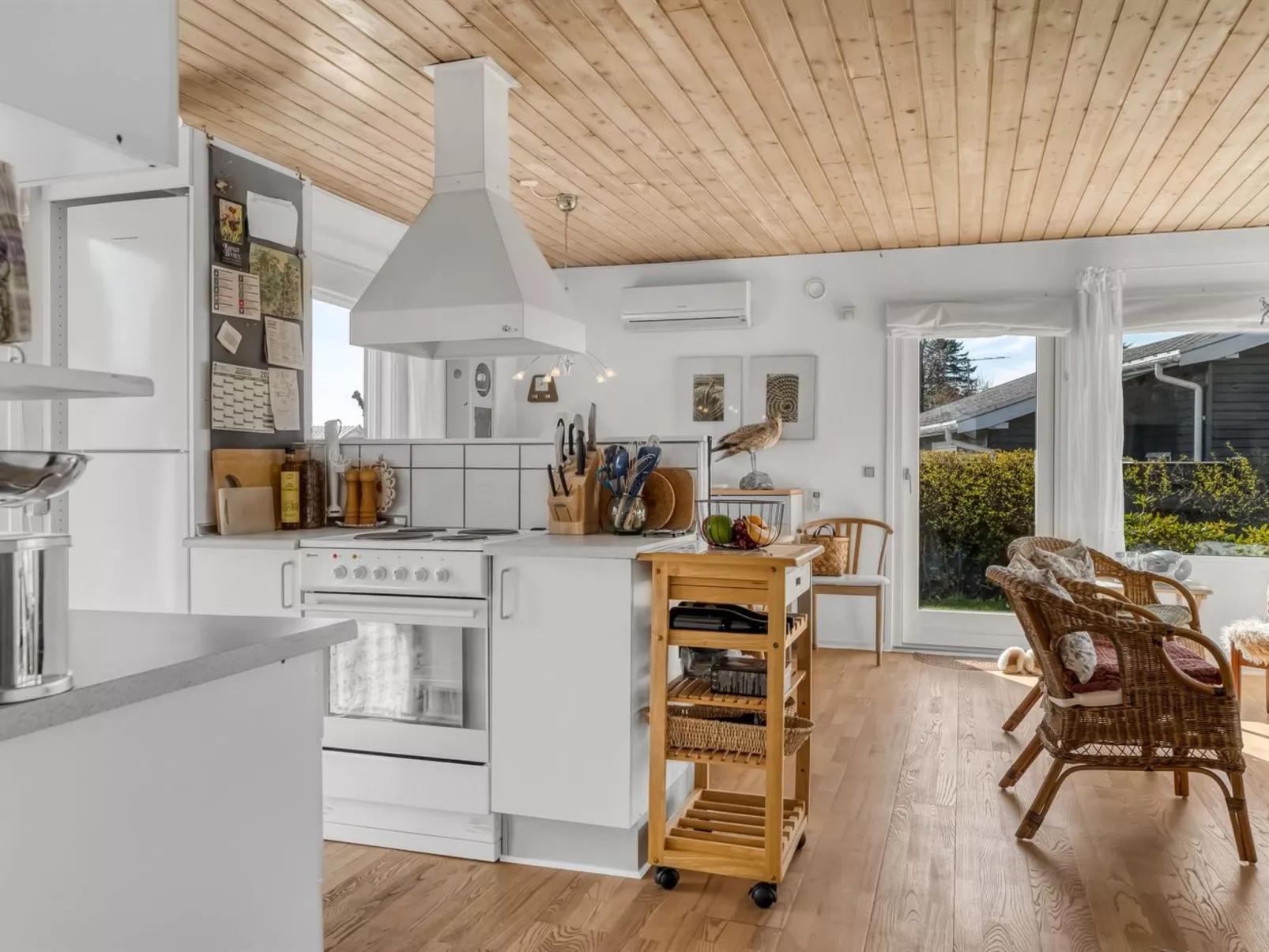 "Bara" -  from the sea-Binnen