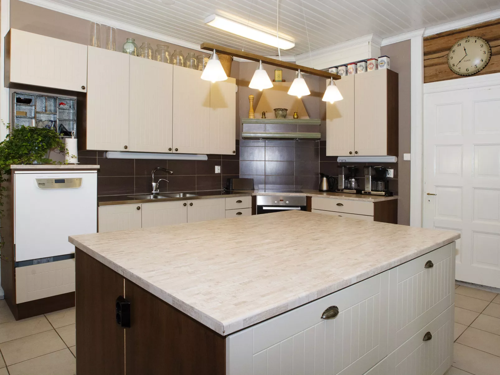 Päätalo, mökkilomat ja perhejuhlat-Binnen