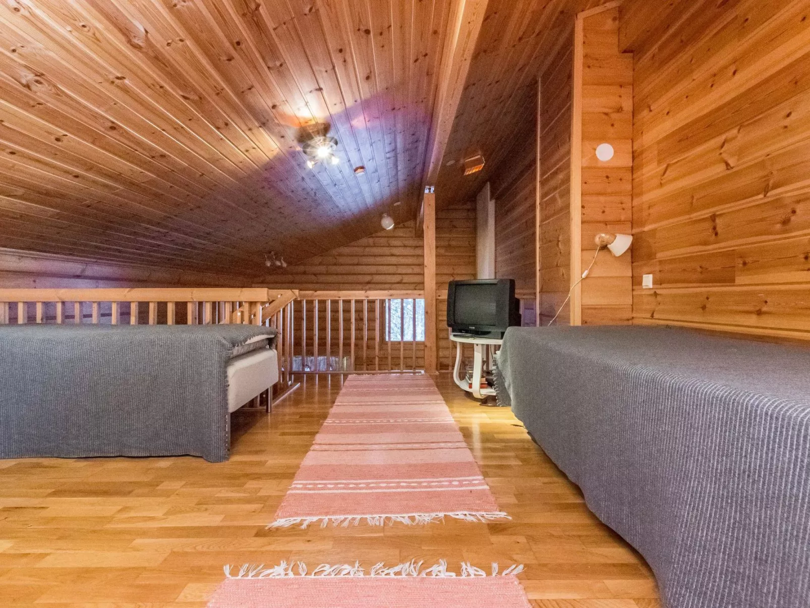 Rakotuli 2 paritalon yläkerta-Binnen