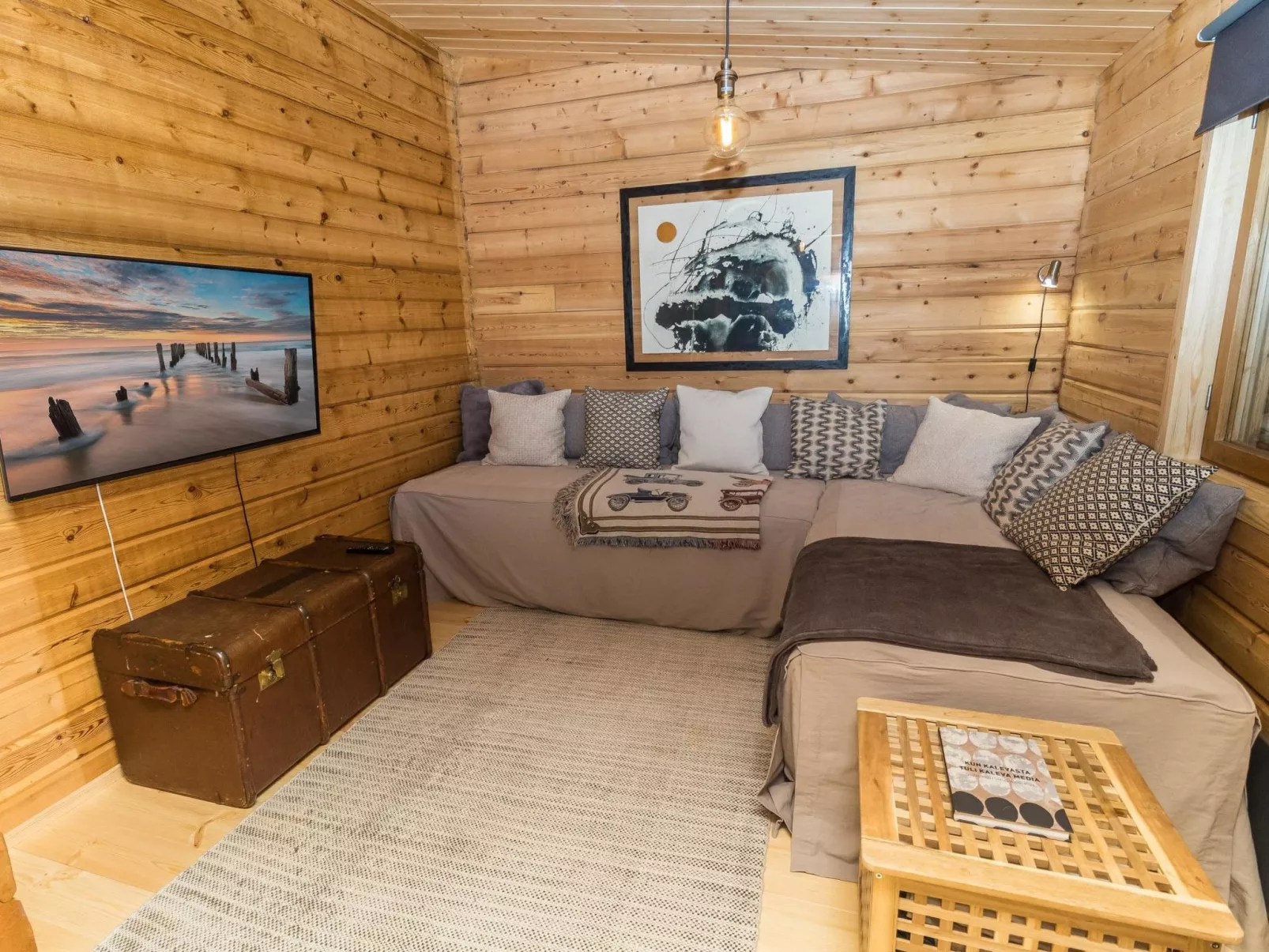 Kelokaltiokylän maja 22-Binnen