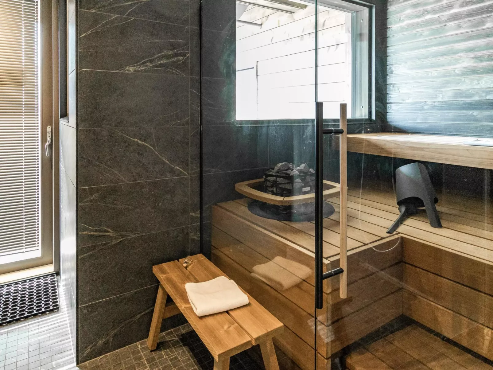 Uniikki 75, c402-Binnen