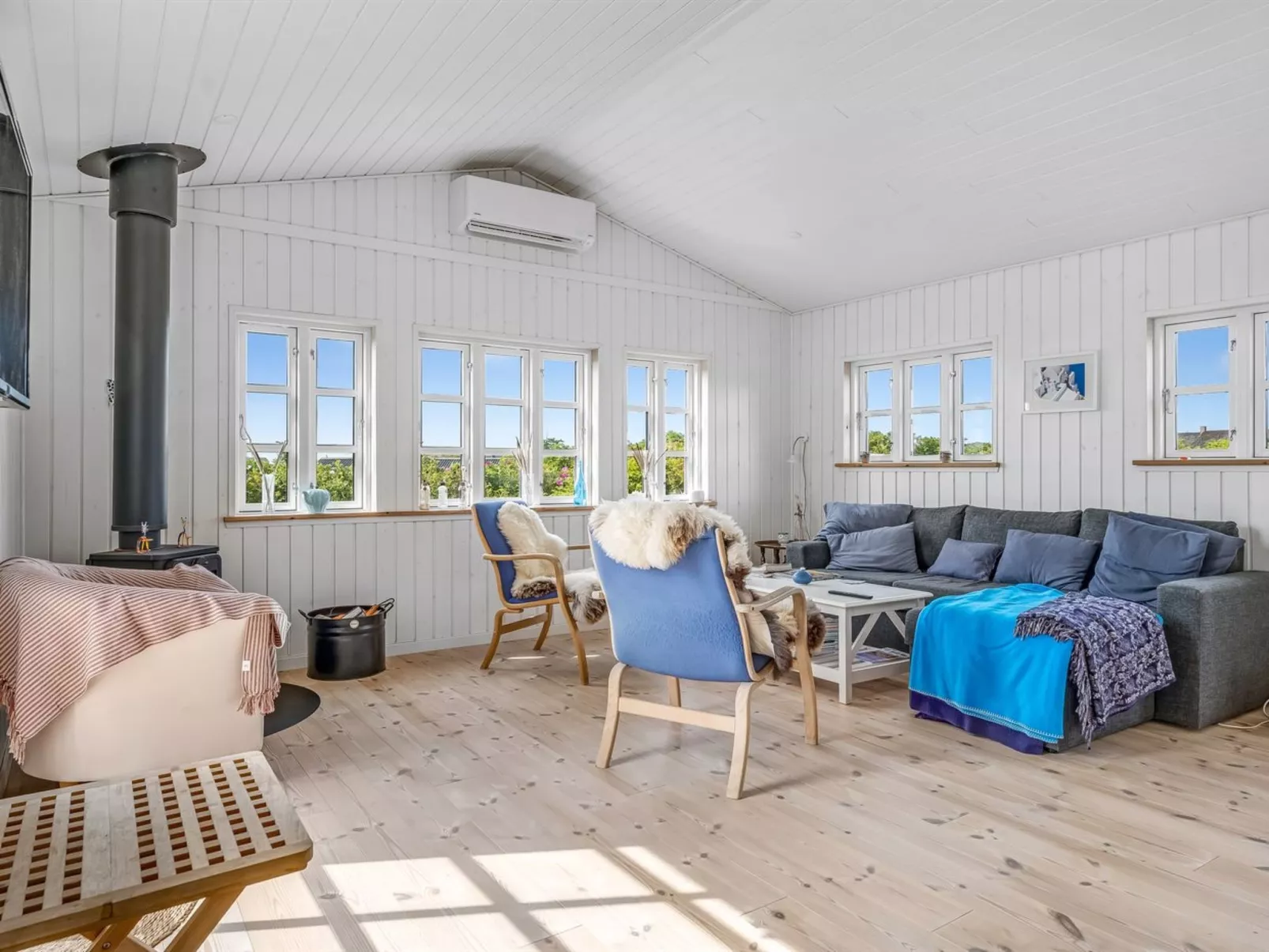 "Thine" - 250m from the sea-Binnen