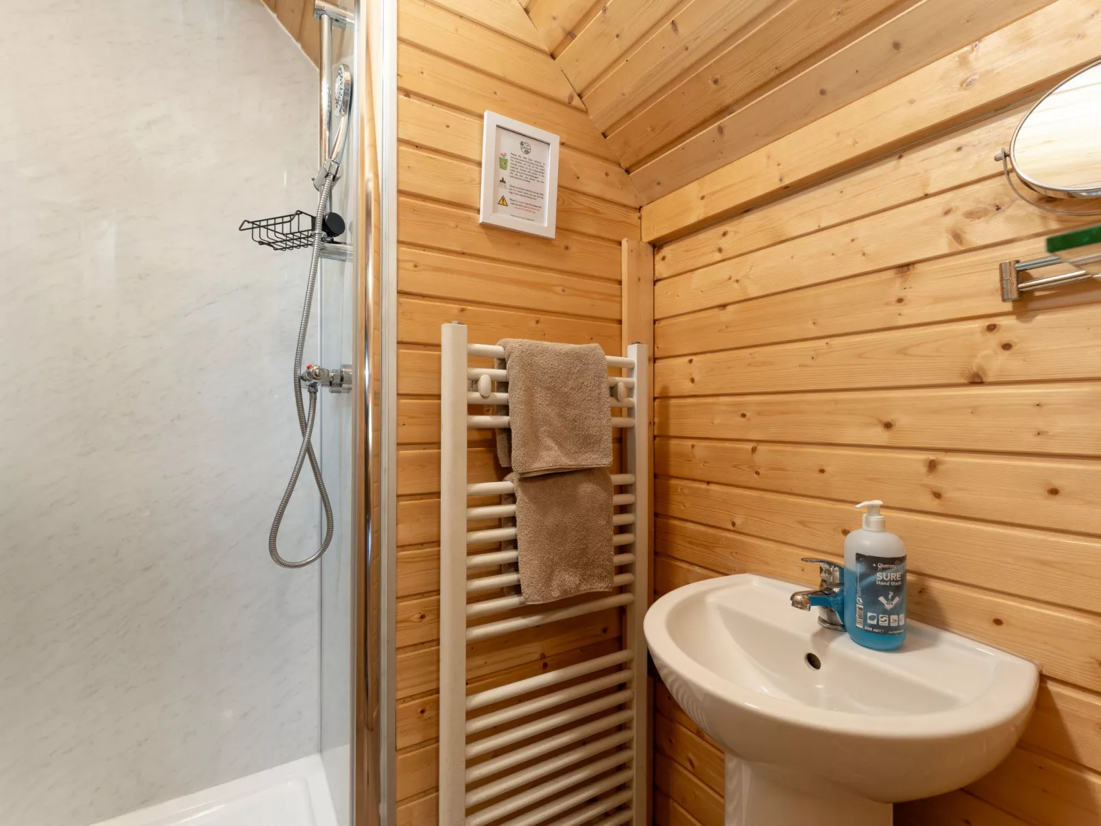 Ghillie’s Bothy-Binnen